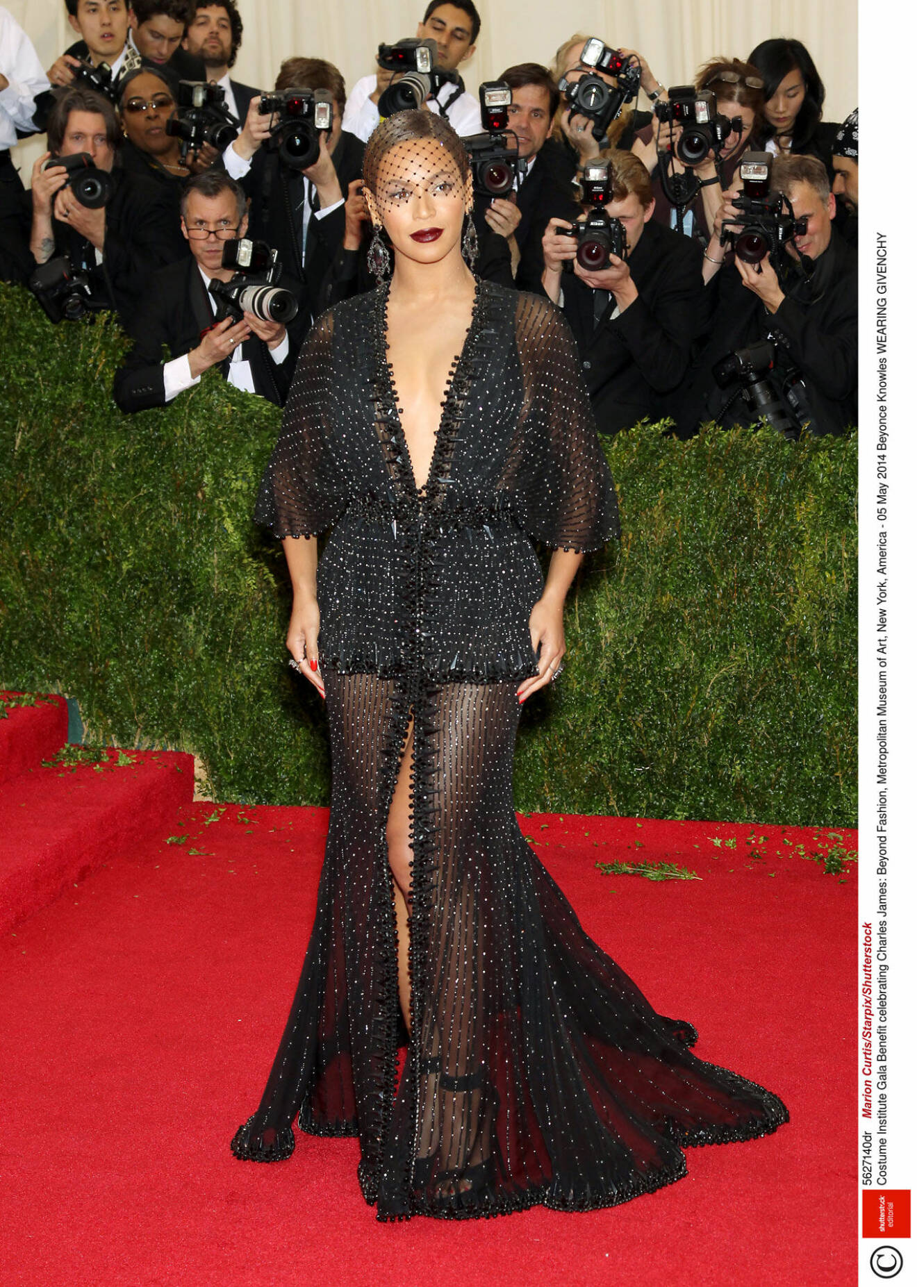 Beyonce i svart klänning med urringning 