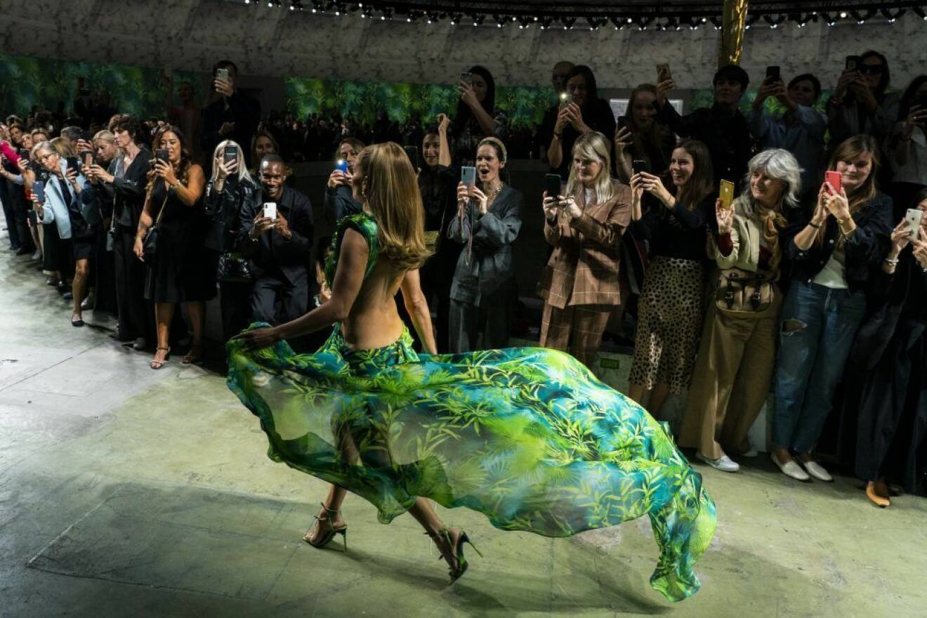 J.Lo på catwalken för Versace SS20.