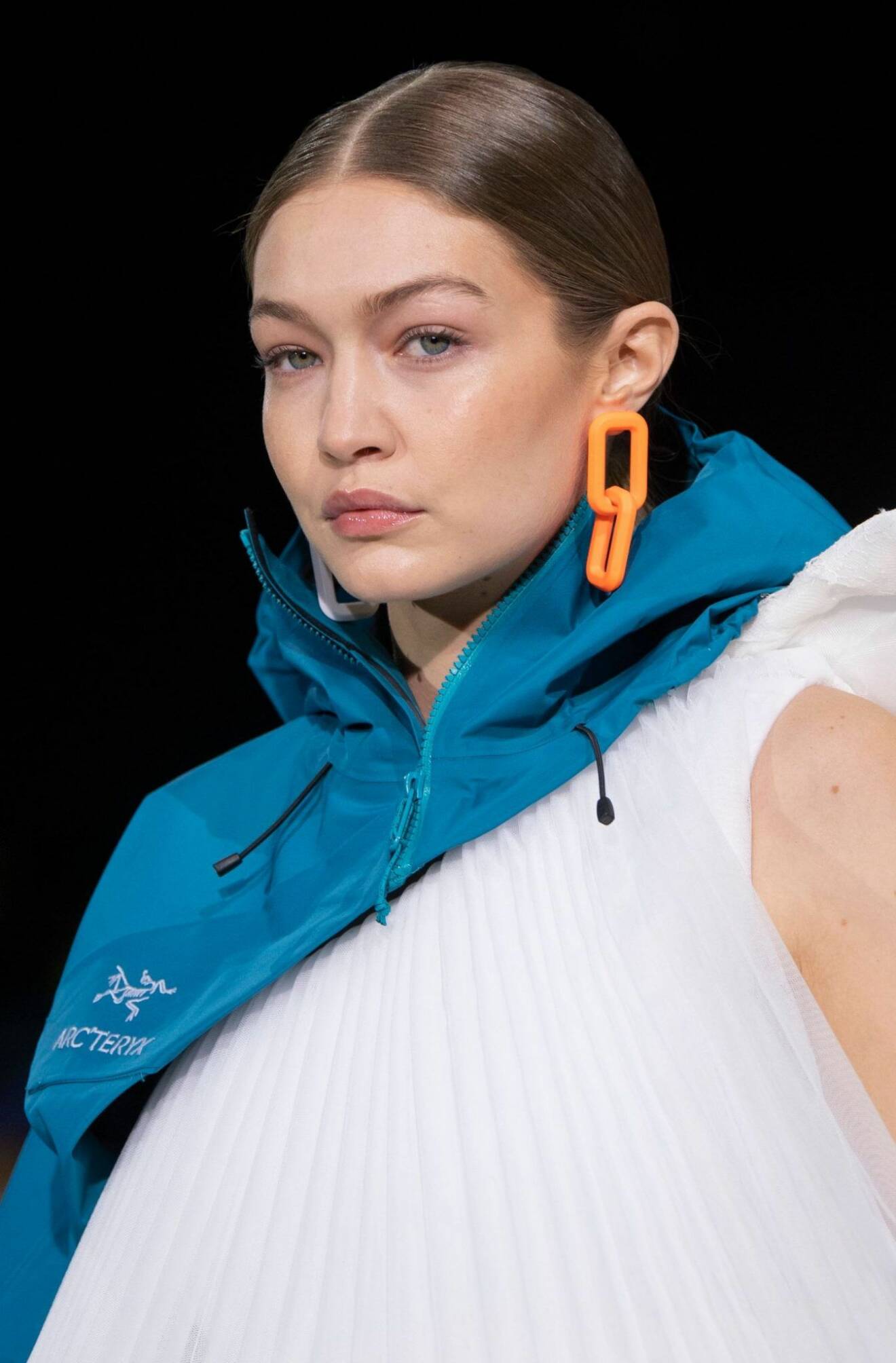 Gigi Hadid med orange örhängen