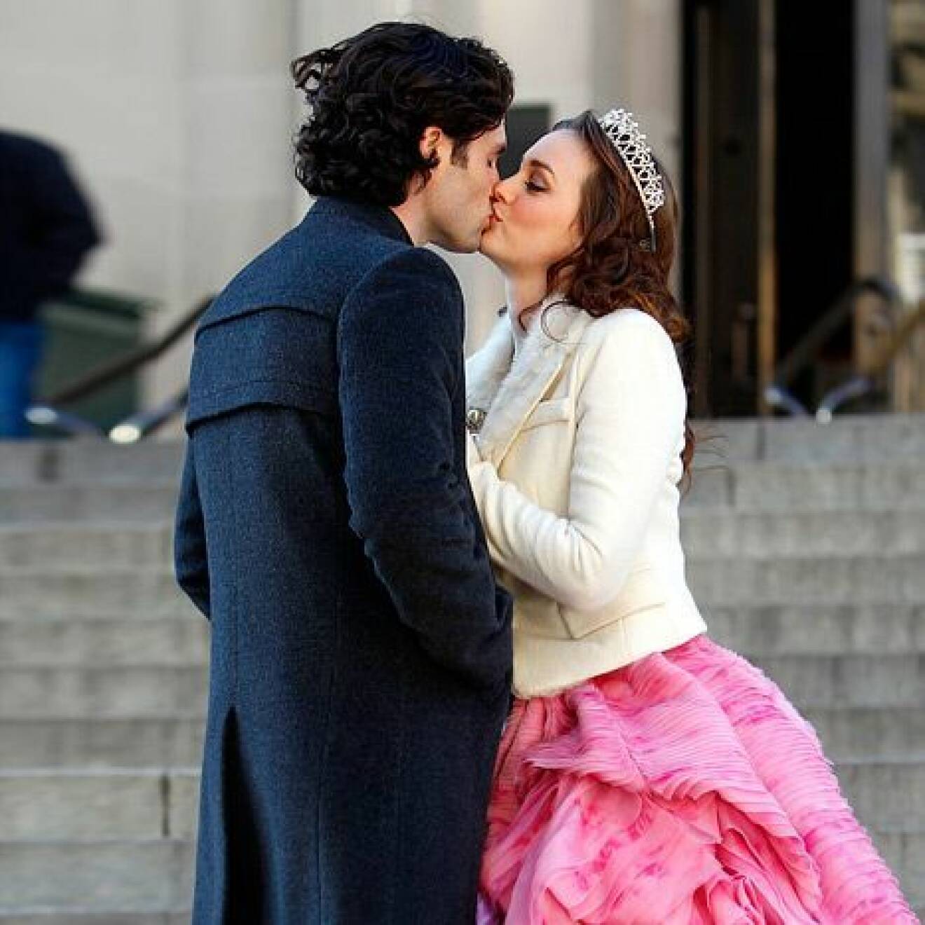 Dan och Blair kysser varandra