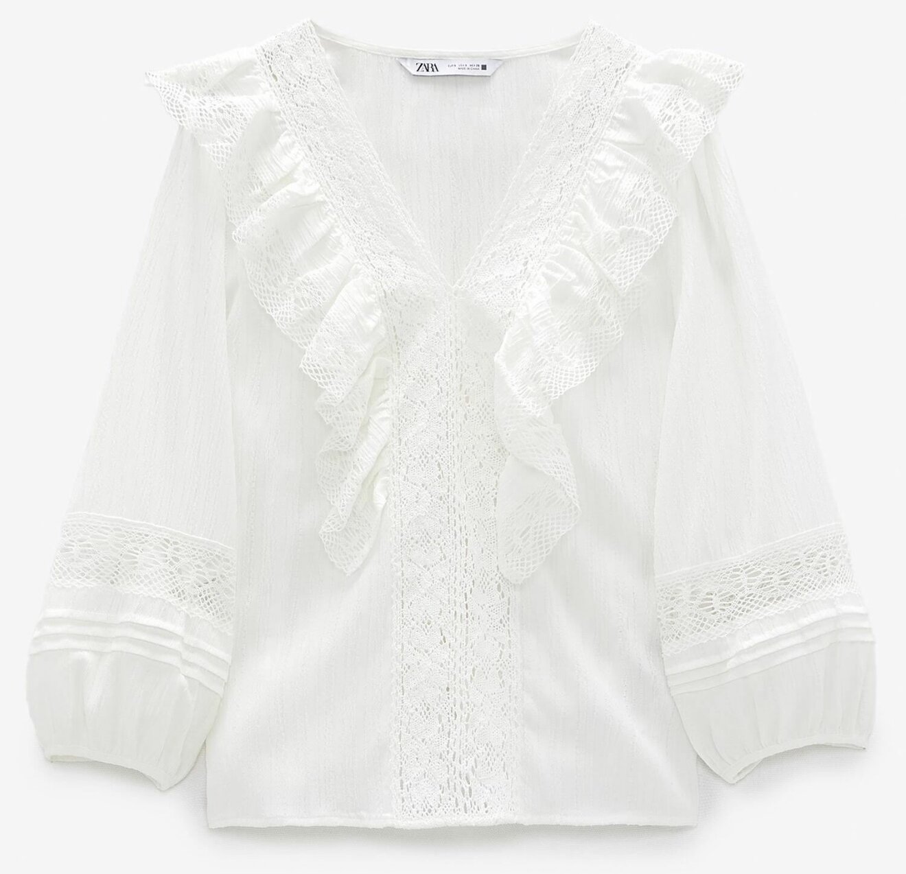 Söt-chock på denna blus från Zara med dekorativa detaljer och volang.