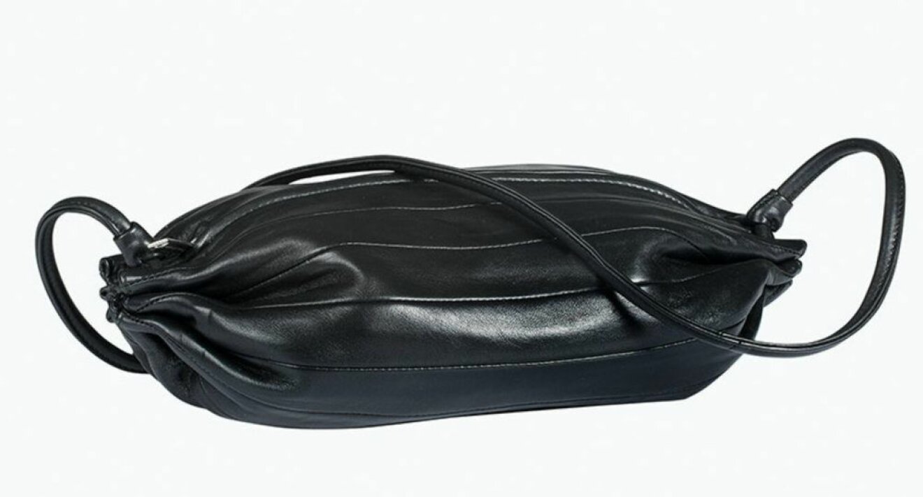 Svart läderväska från Marimekko.