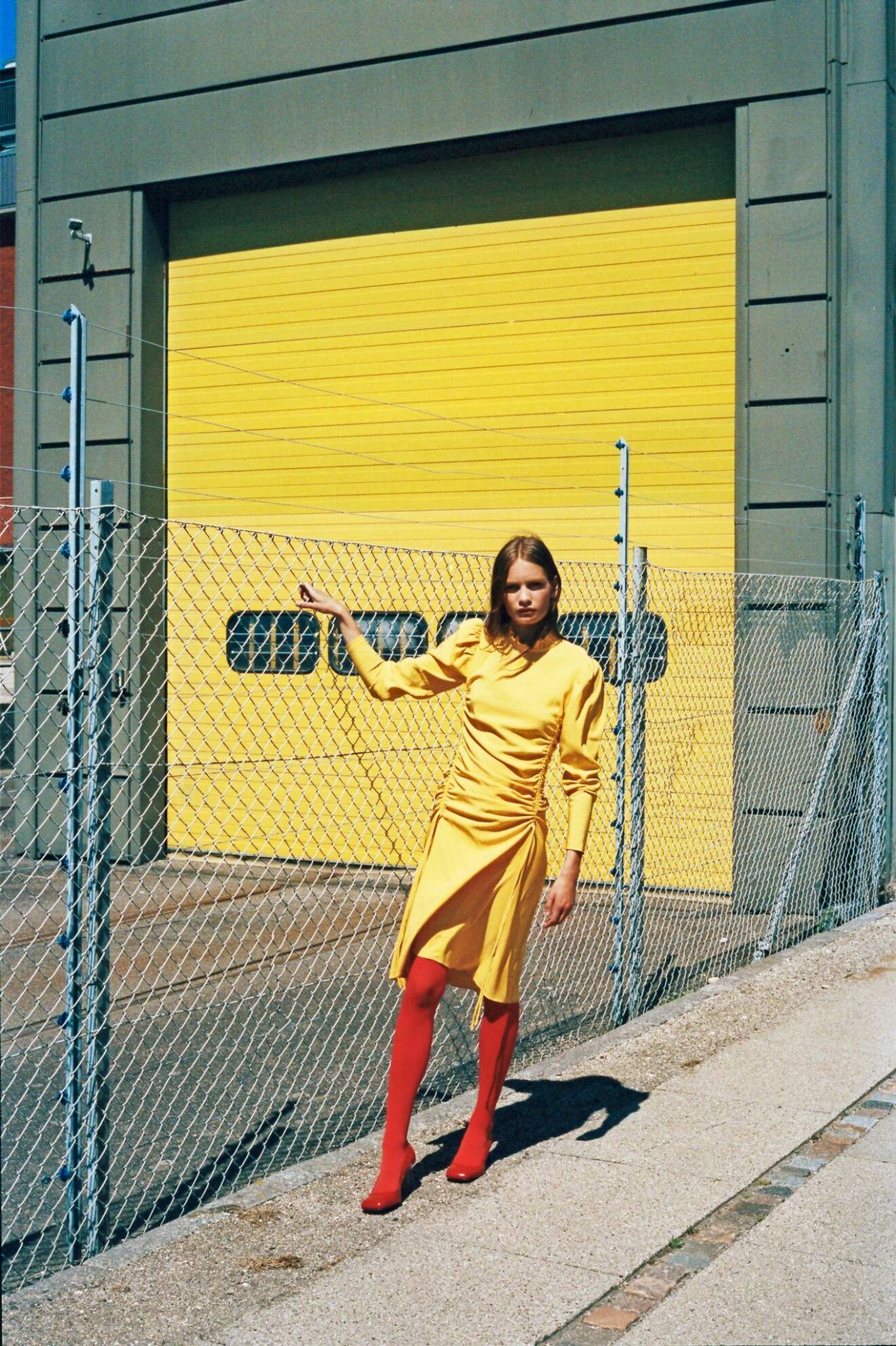 Så stylar du den skandinaviska trenden 2020, gul klänning från By Malene Birger