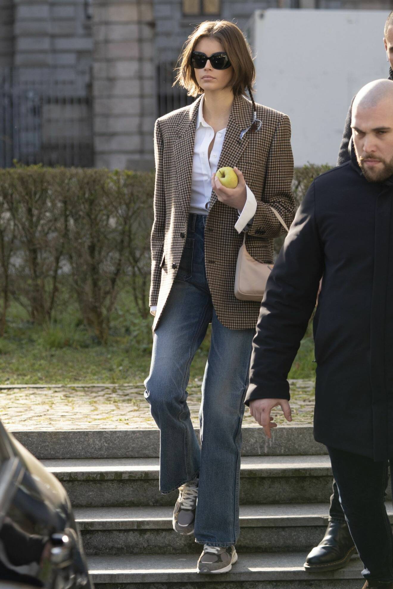 Sno stilinspiration från supermodellen Kaia Gerber bär en avslappnad jeanslook.