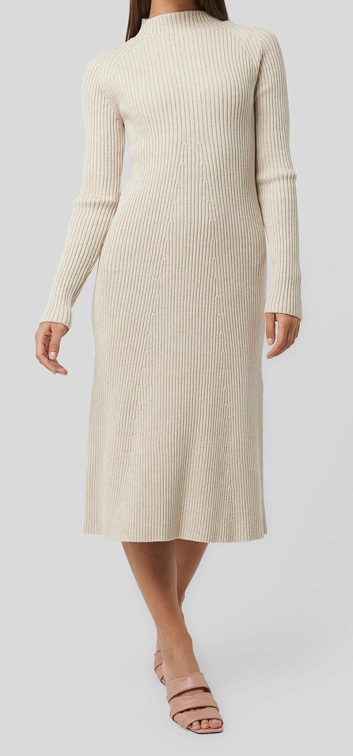 beige ribbstickad klänning från nakd.