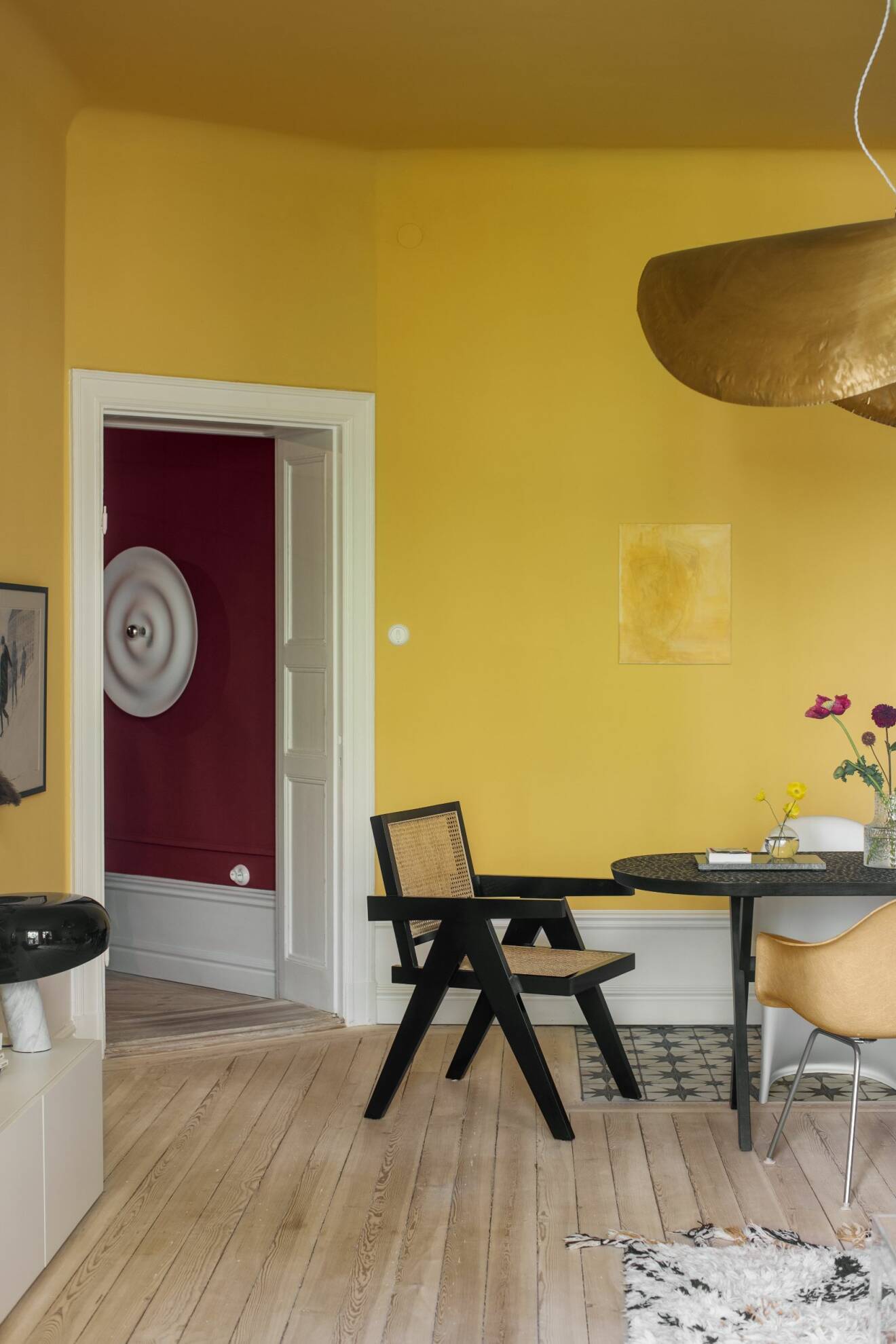 Hemma hos Helena Sand på Östermalm gula väggar matbord