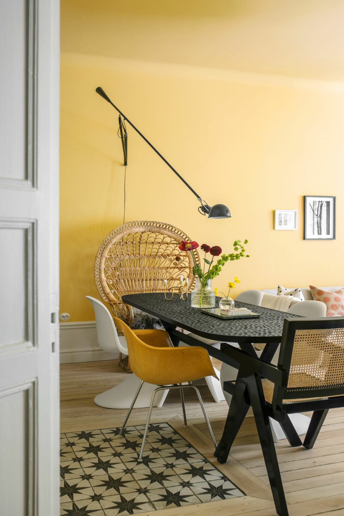 Hemma hos Helena Sand Östermalm matbord gula väggar