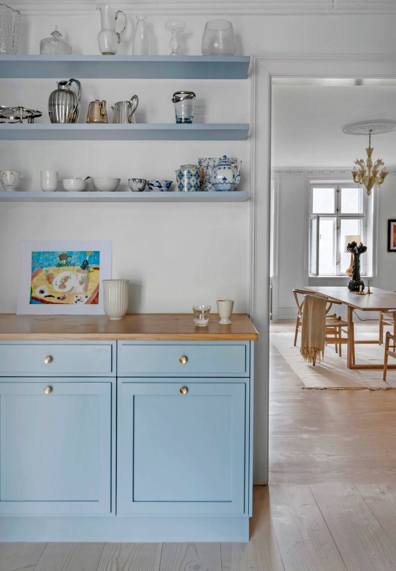 Hemma hos Britt Sisseck i Köpenhamn köket blåa luckor