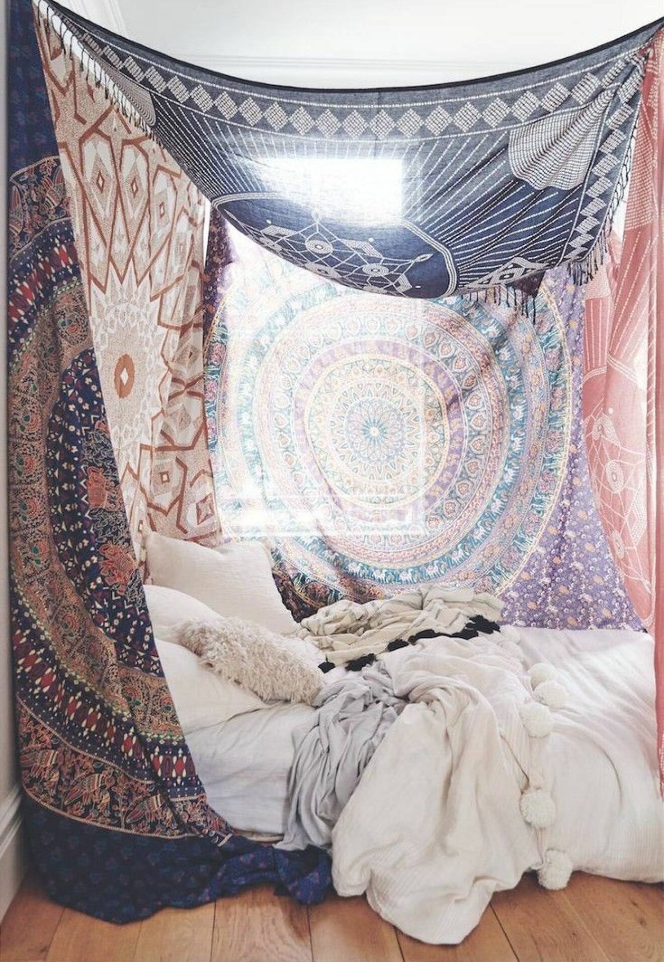 Bohemiskt sovrum med mönstrade sjalar
