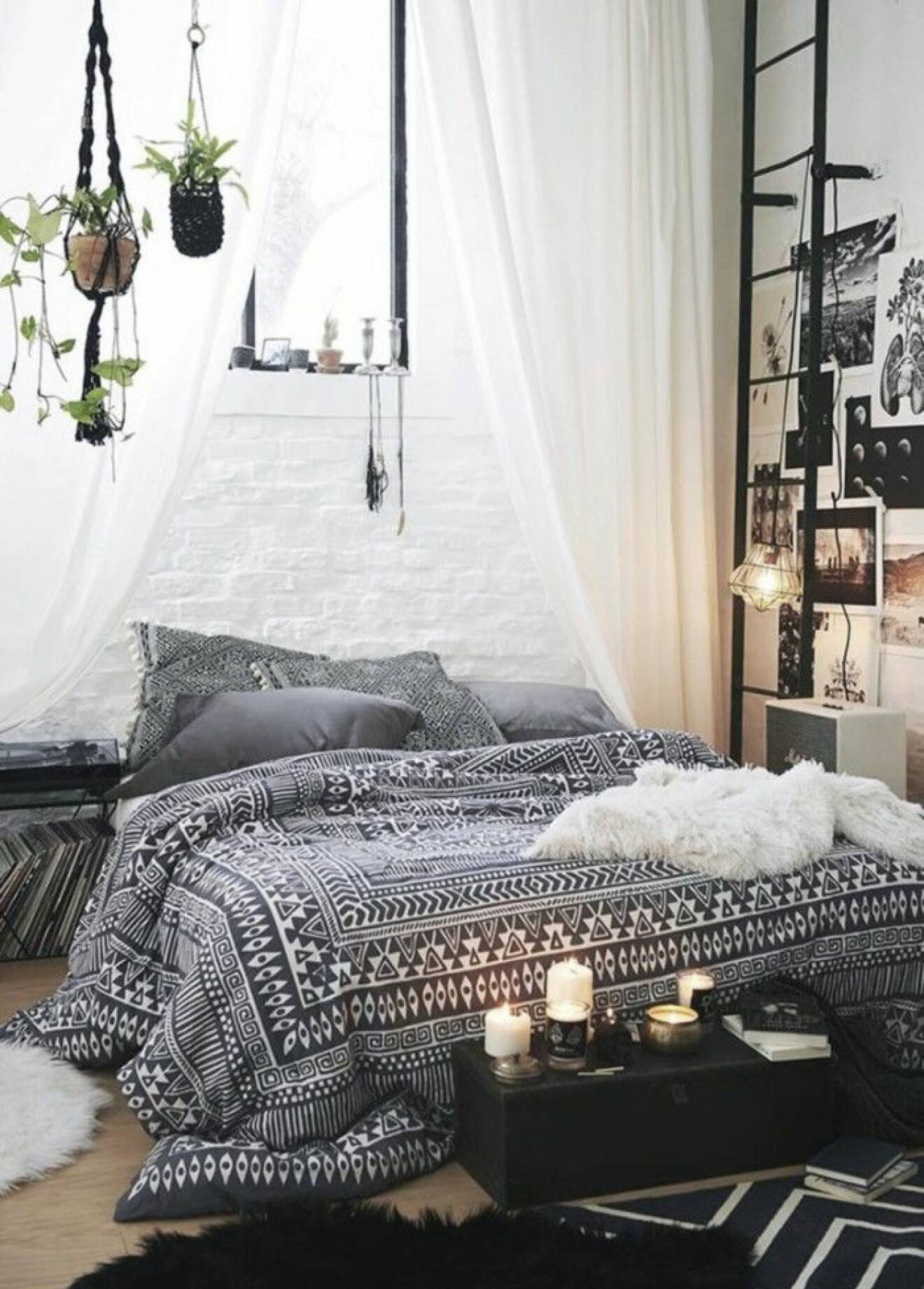 Bohemiskt sovrum med amplar och skira tyger