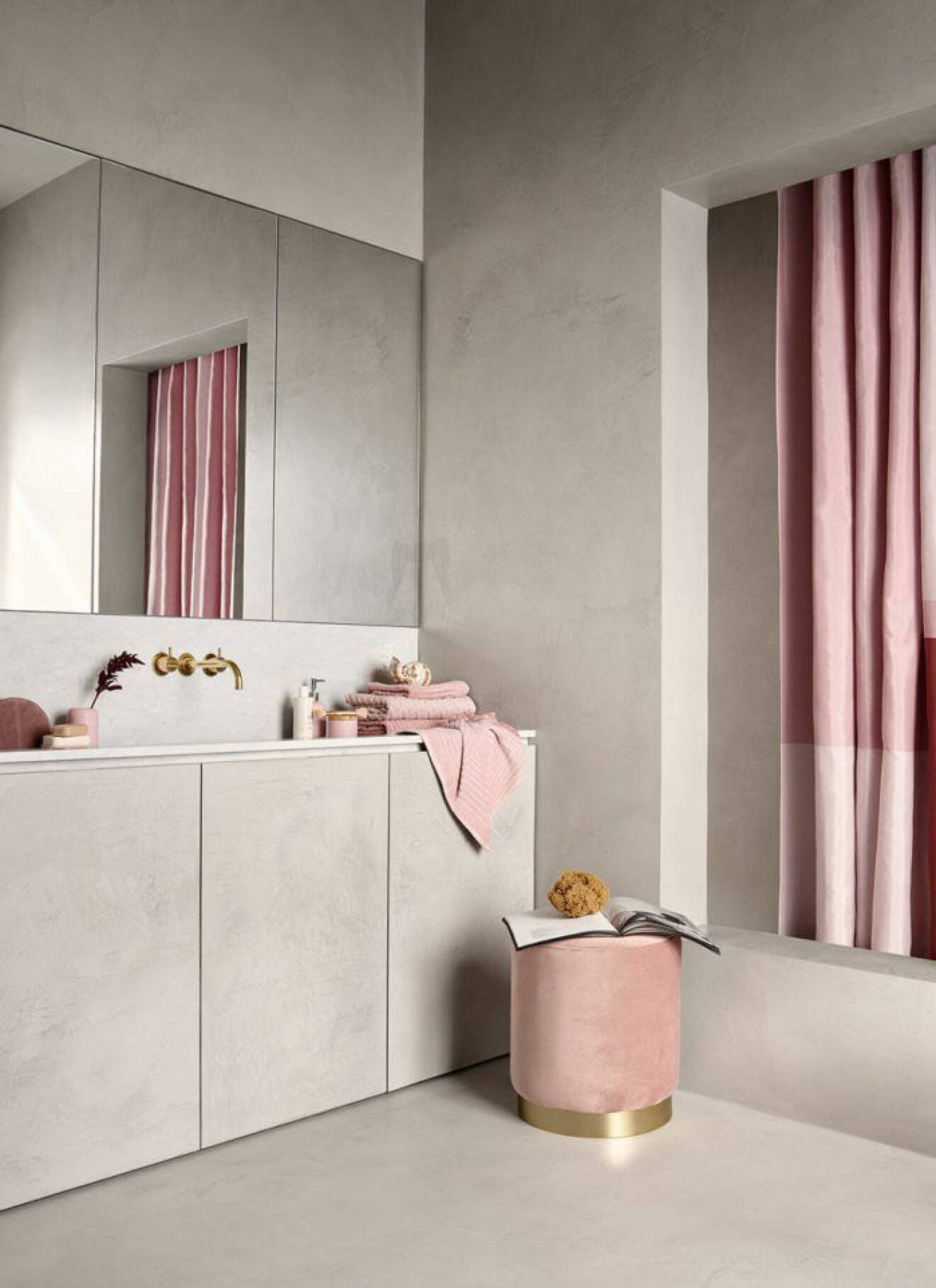 Badrum i betong, grått badrum med rosa sittpuff i sammet. Rosa duschdraperi, blandare i mässing. H&amp;M Home våren 2018.