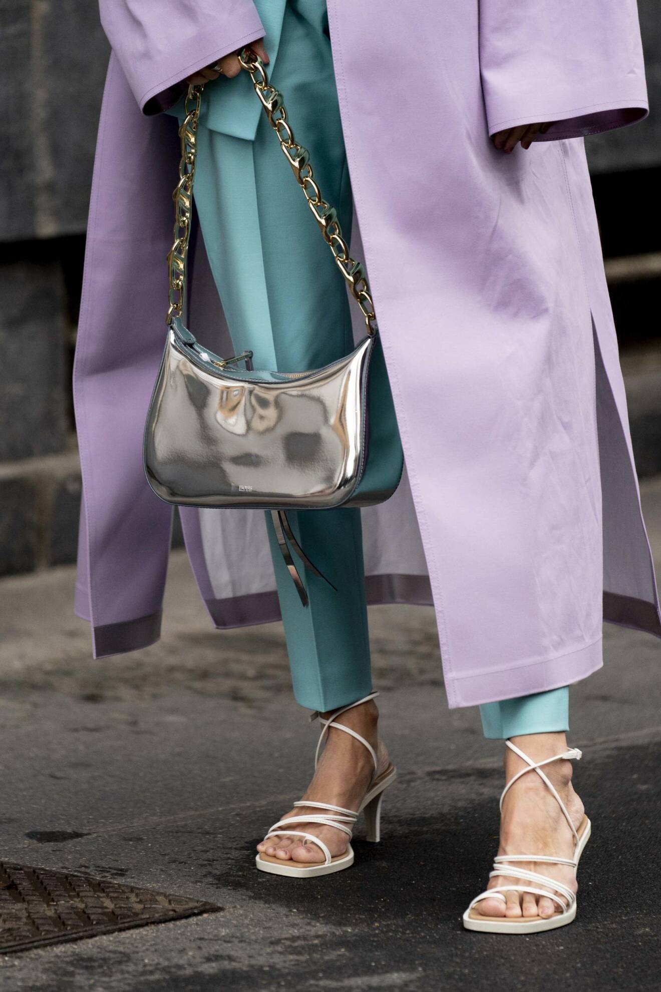 streetstylelook med turkosa byxor och lavendelila kappa.