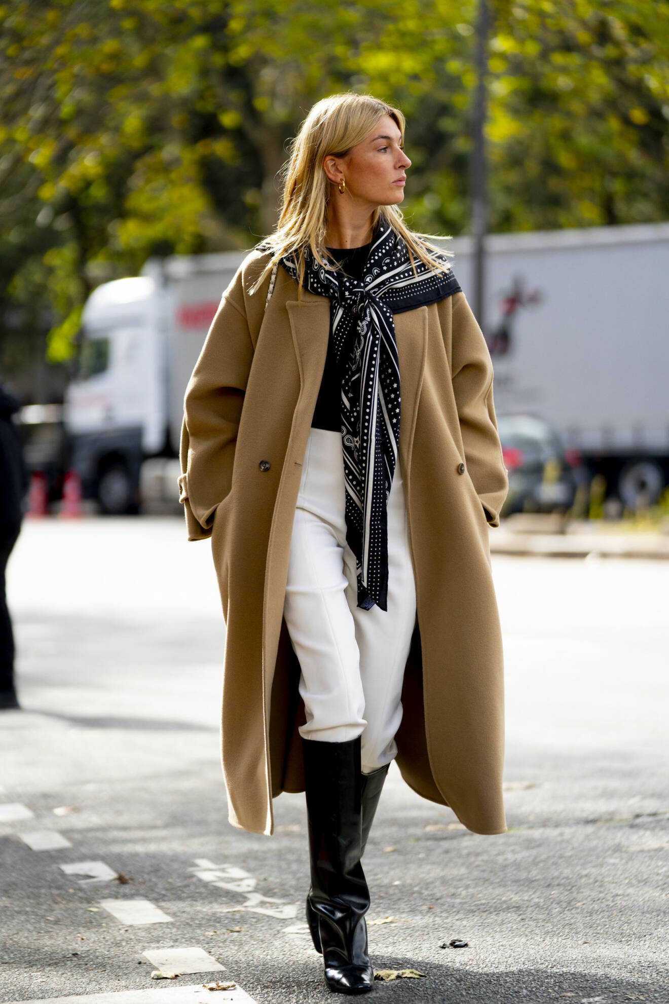 Camille Charriere stylar kappan med neutrala toner som vitt och svart, stilsäkert och snyggt.
