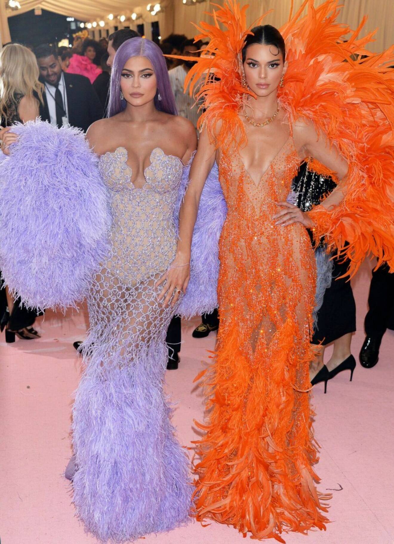 kendall och Kylie Jenner i lila och orange klänning