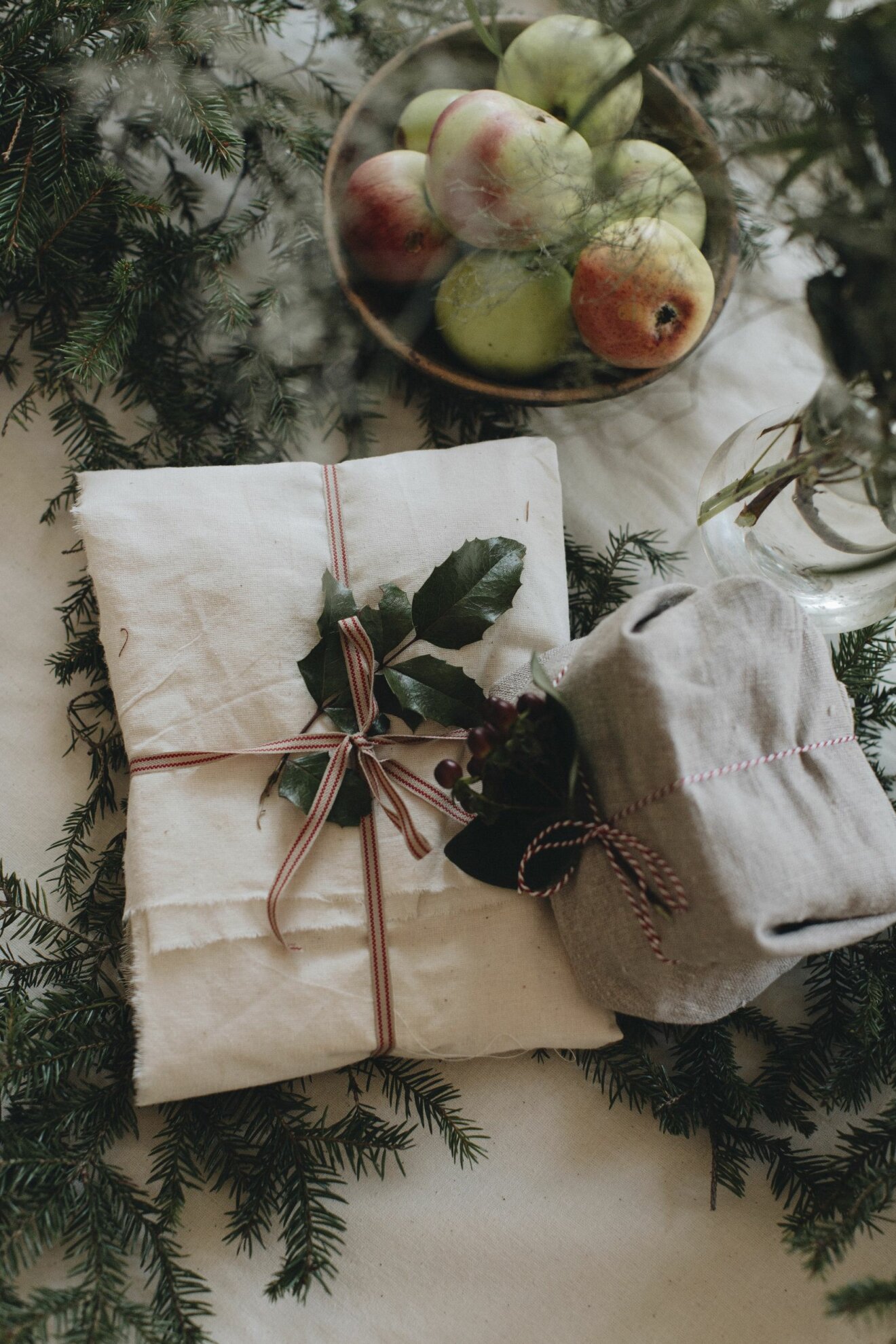 julklappar och paket inslagna med tyger och tygband