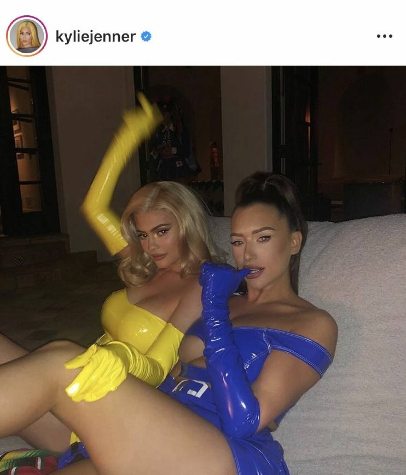 Kylie Jenner i gul latexdräkt