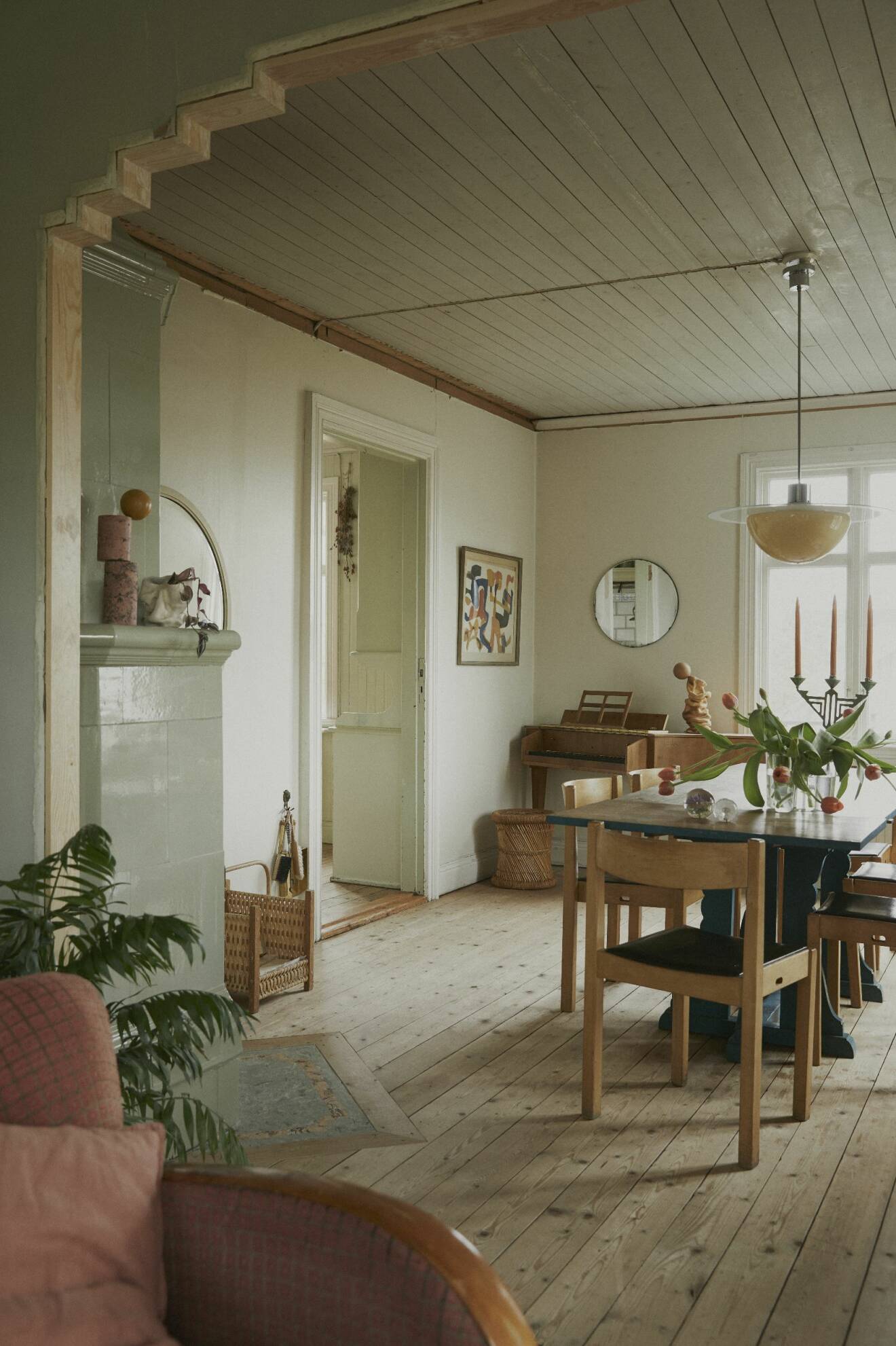 Malou Palmqvist hemma hos kakelugn vardagsrum