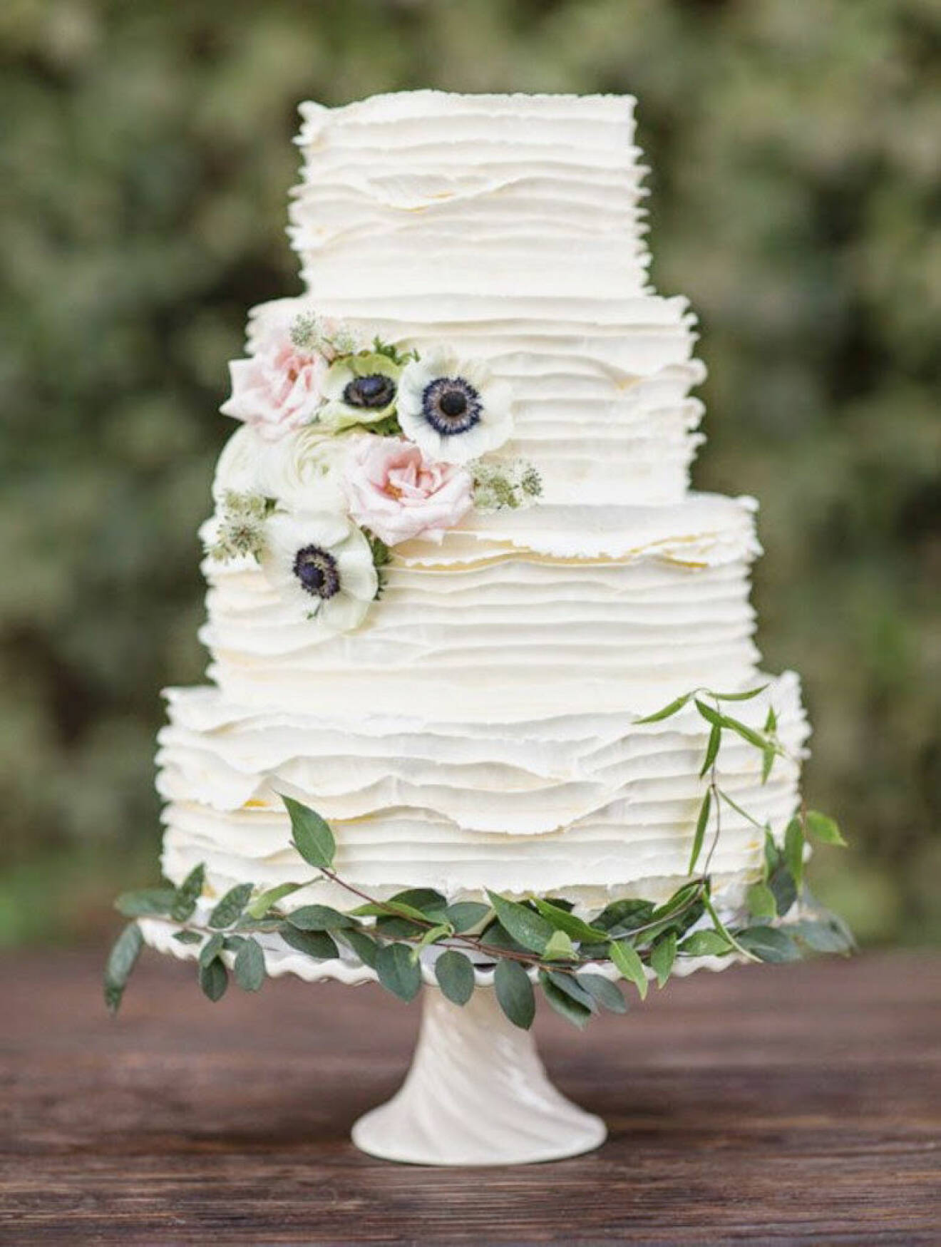 Vacker bröllopstårta med blommor.