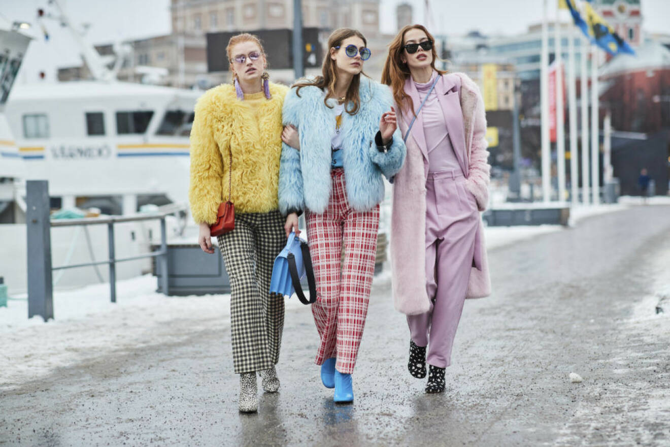 Tre tjejer i mönster och färg.