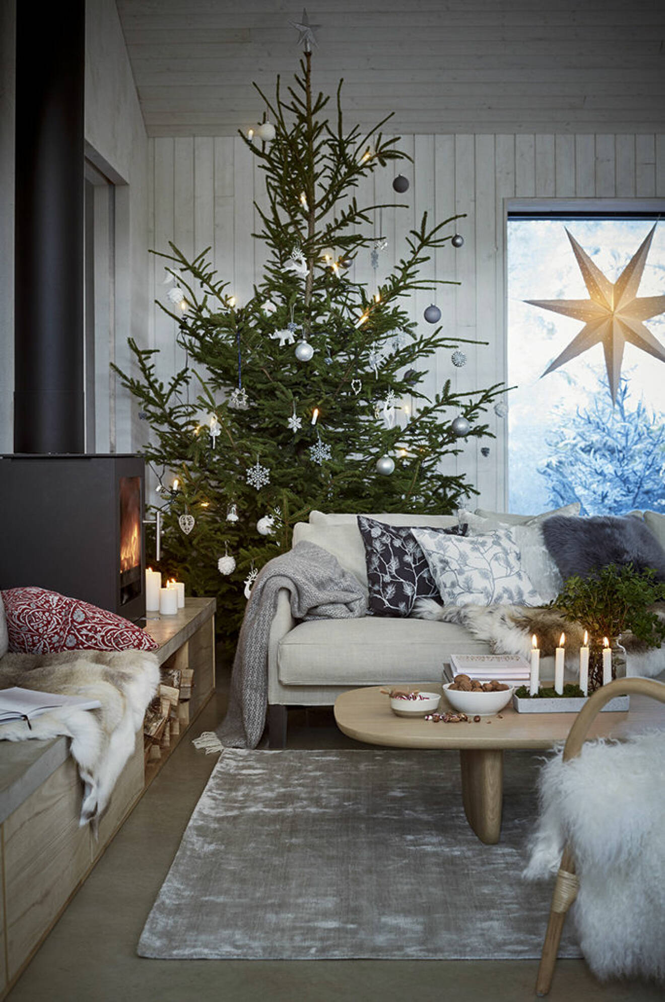Julgran bakom soffan