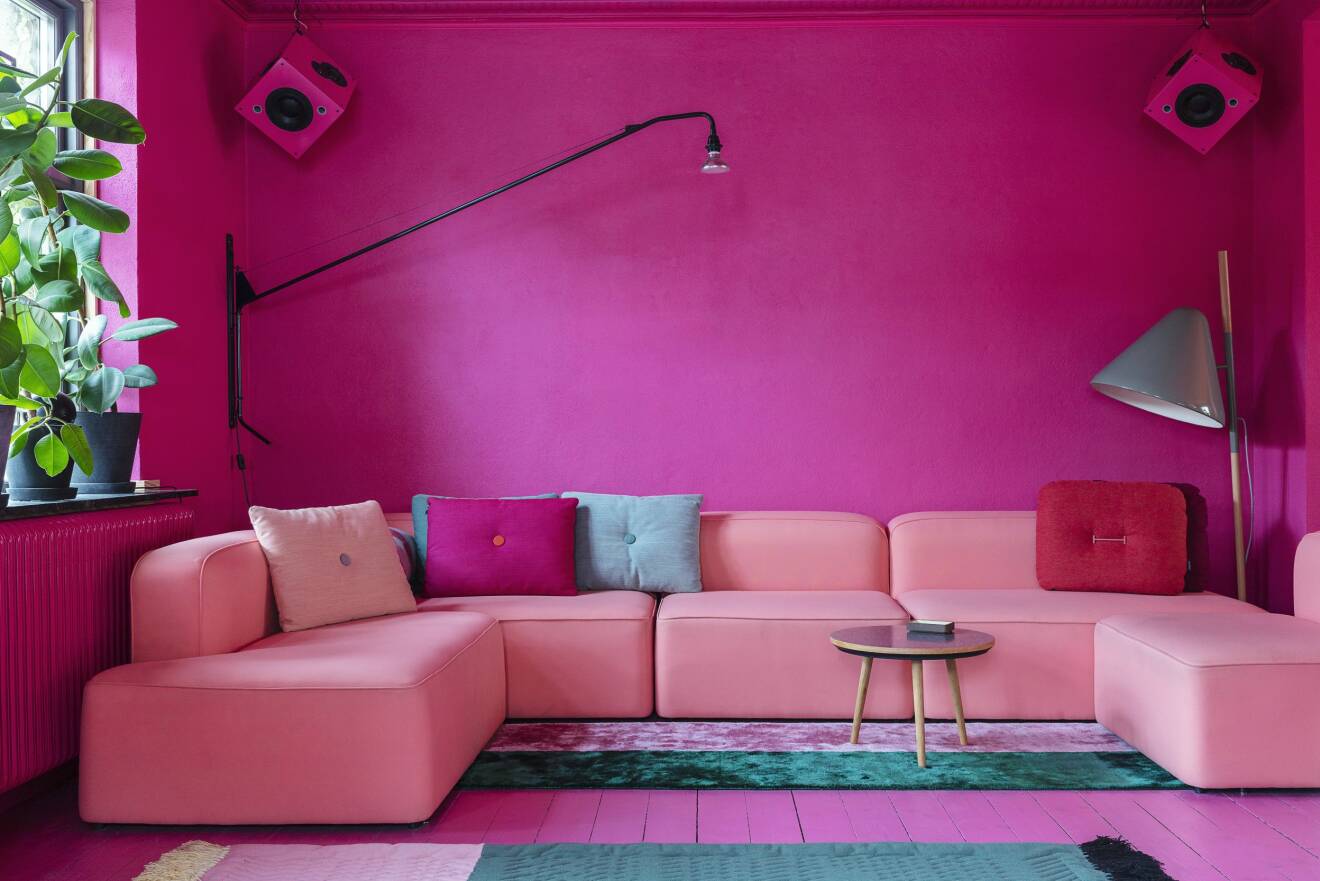 Hemma hos Karsten Lulloff Köpenhamn vardagsrum rosa soffa