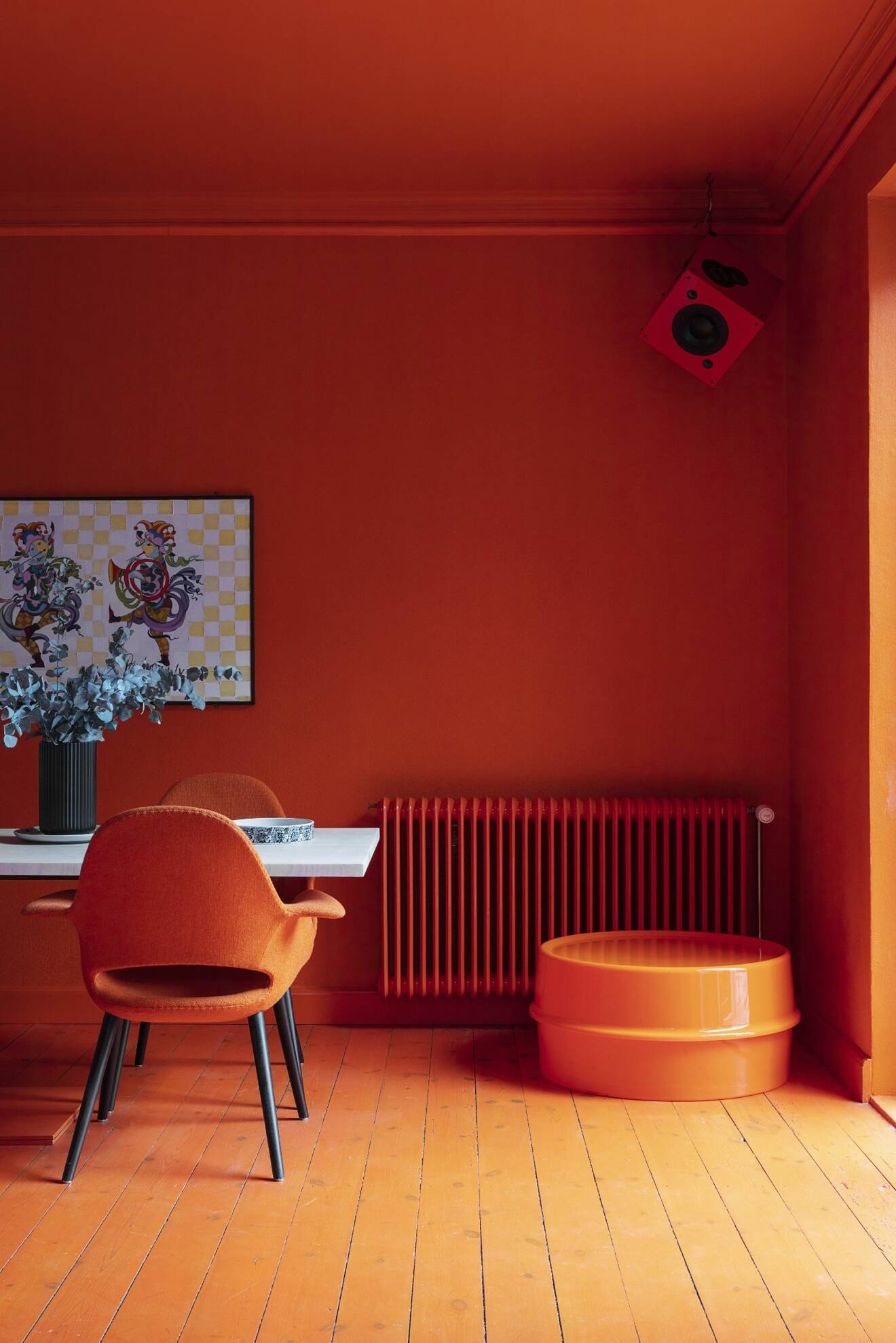 Hemma hos Karsten Lulloff Köpenhamn köket bord orange vägg