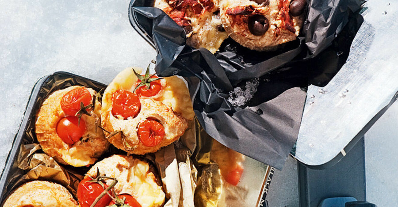Mättande matmuffins fyllda med prosciutto, soltorkade tomater, svarta oliver och parmesan.