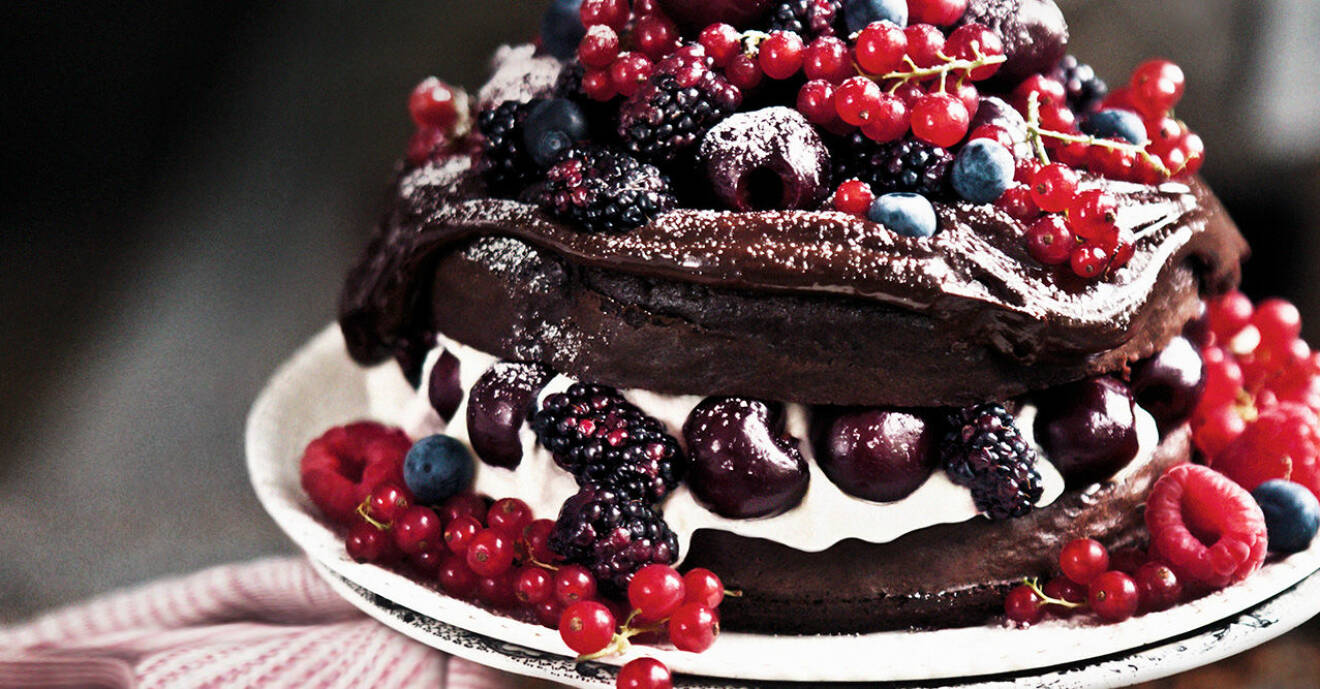 Drömtårta med chokladfrosting och röda bär.