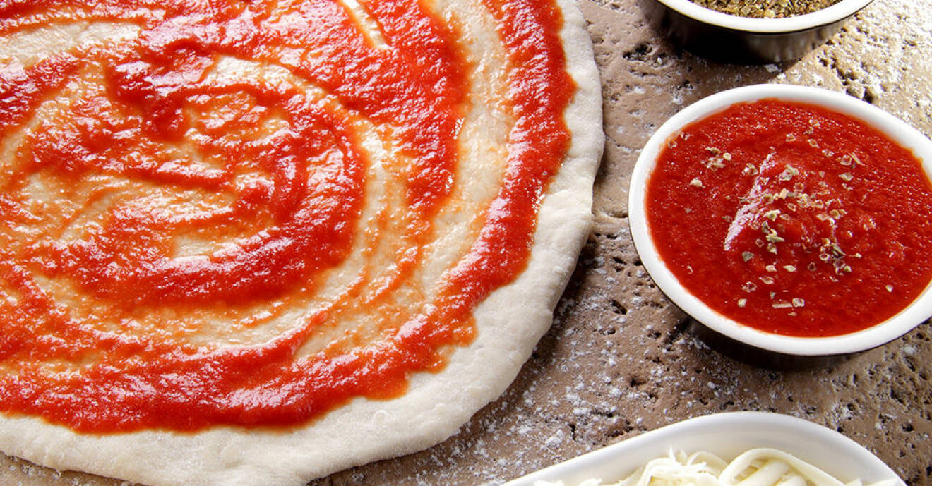 Pizzadeg och tomatsås.