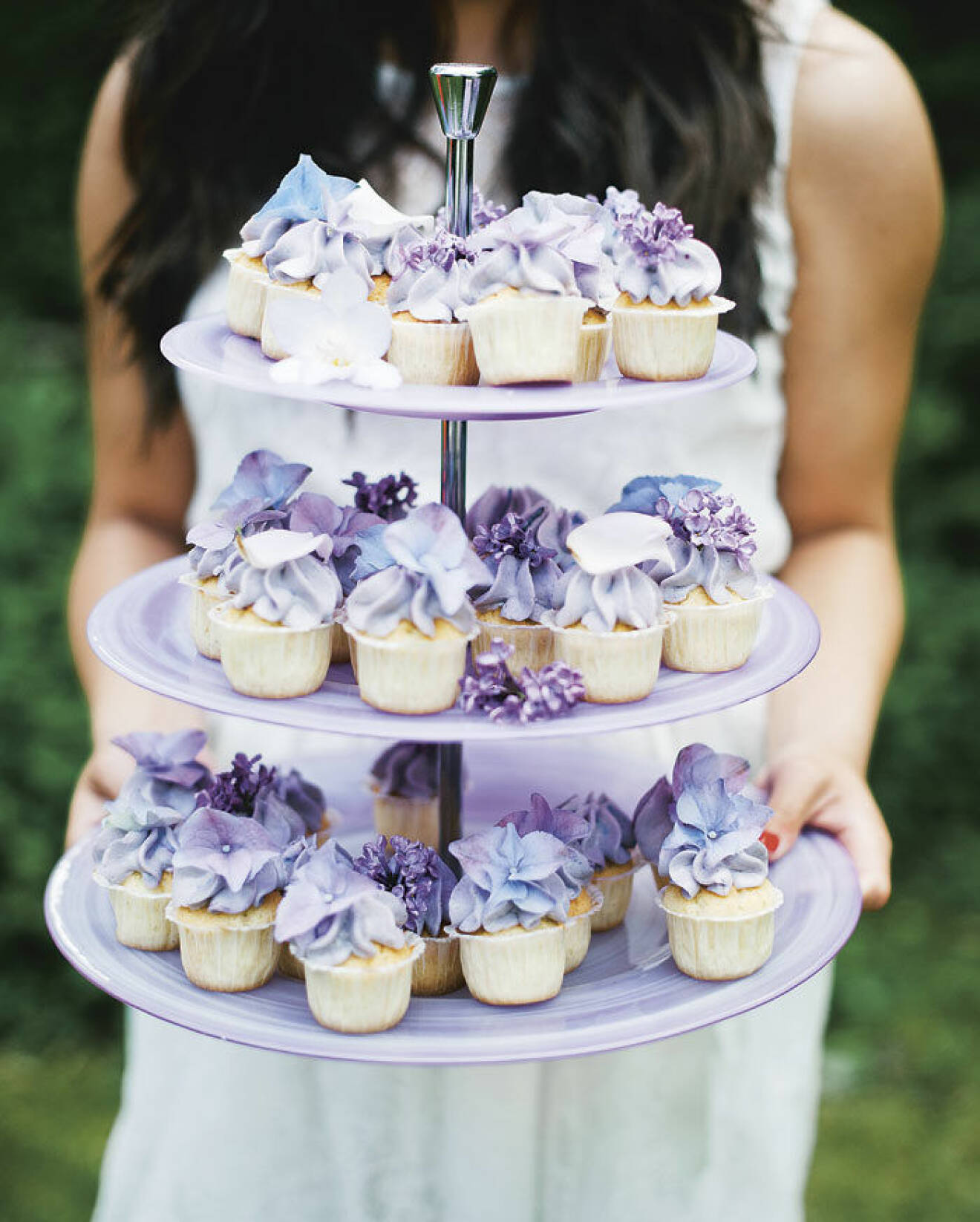 Blåbärscupcakes med blommor.