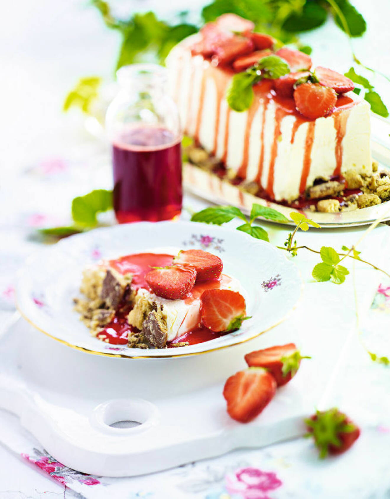 Cheesecake med vit chokladglass och jordgubbssirap.