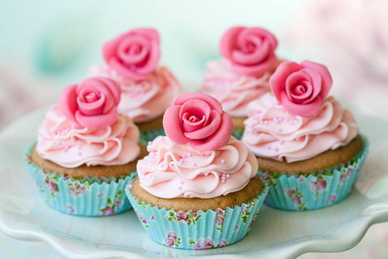 Söta cupcakes i blommiga formar. Foto: Shutterstock