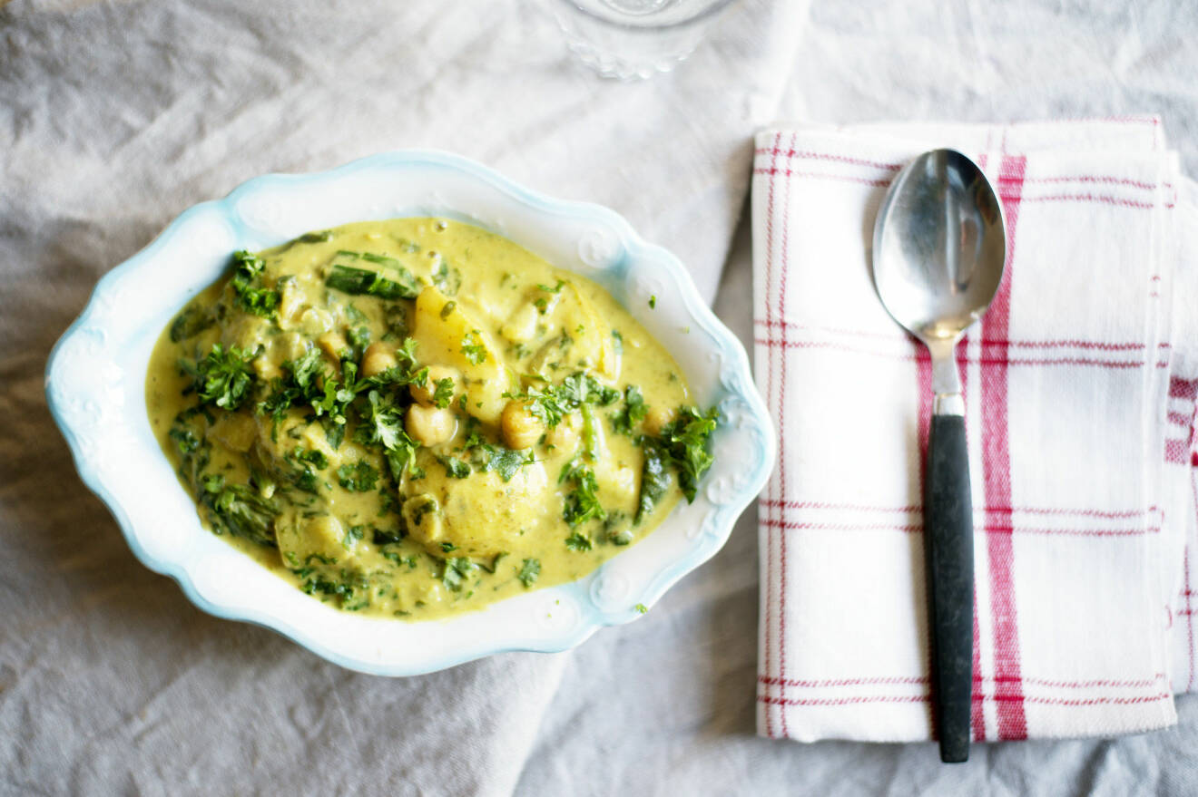 Recept på vegansk currygryta med spenat och potatis
