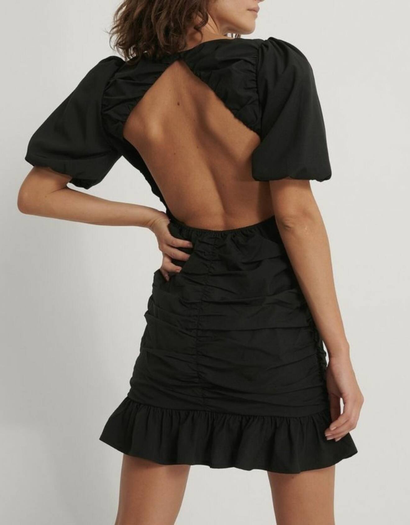 Vadlång klänning från H&amp;M med urringad rygg.