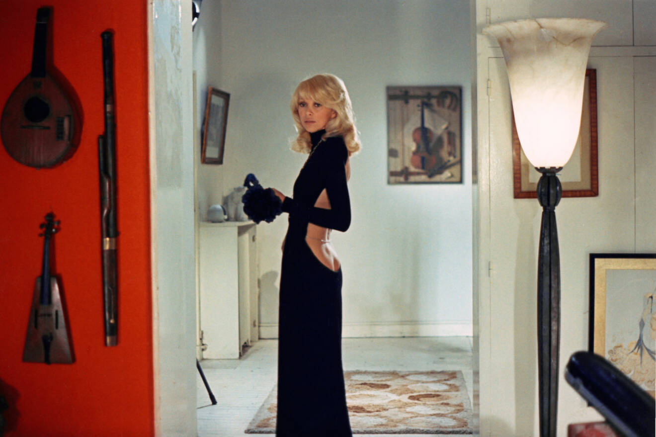 Mireille Darc i ikonisk Guy Laroche klänning från filmen The tall blond man with one black shoe.