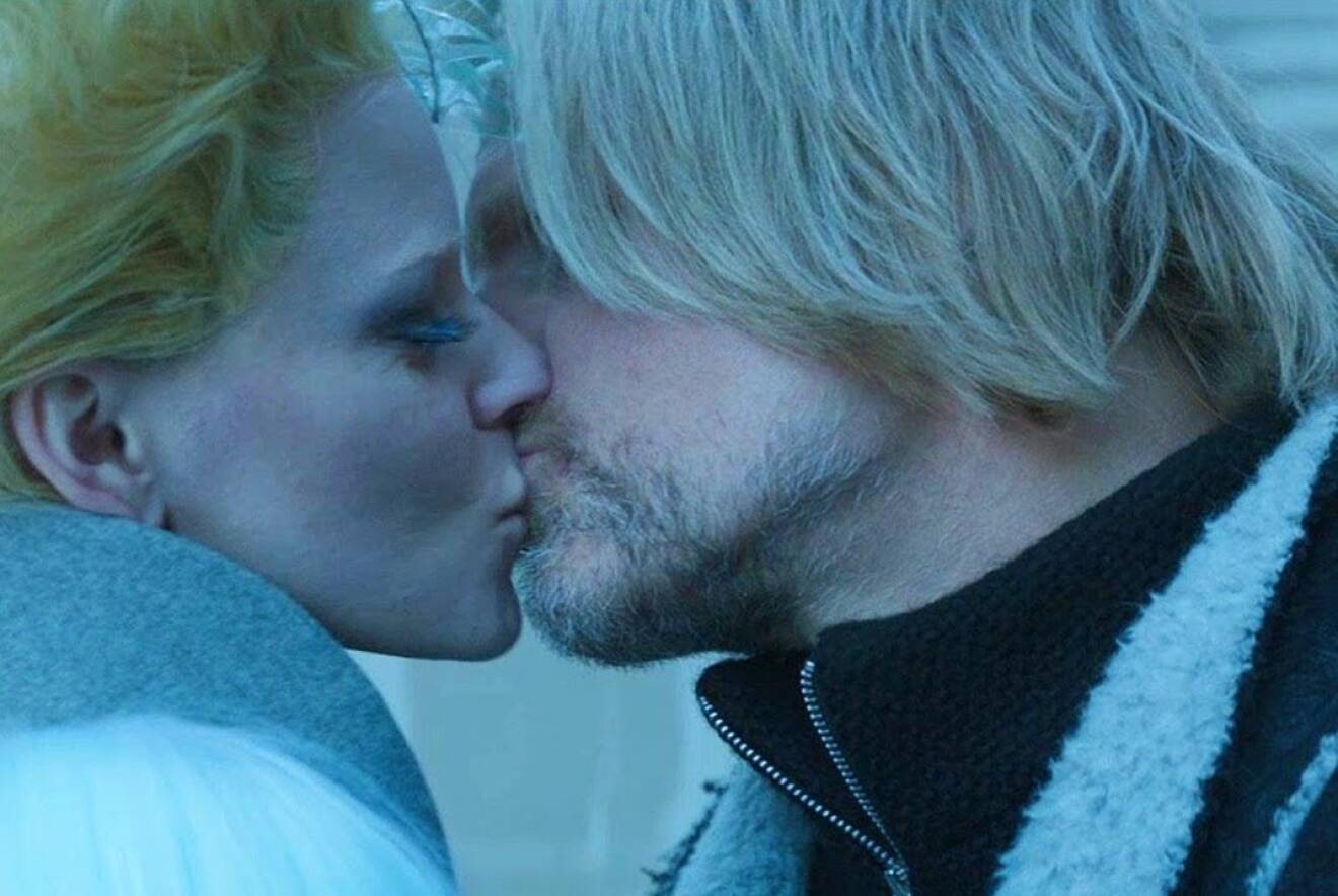 Haymitch och Effie kysser varandra i The Hunger Games