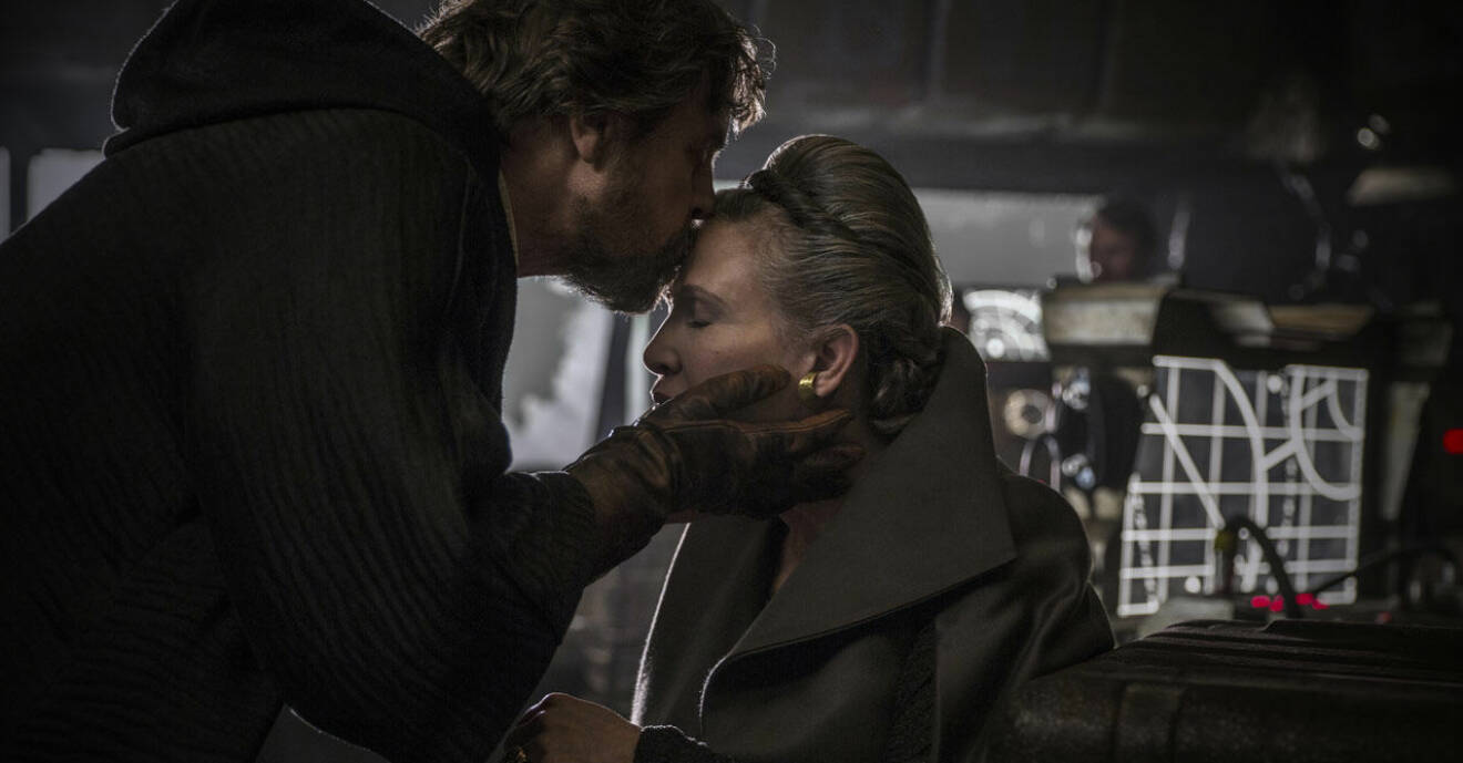 Luke Skywalker kysser Leia på pannan