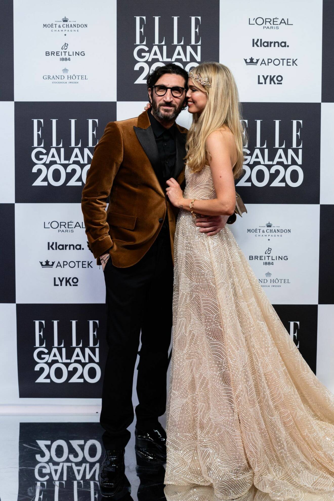 Fares Fares och Clara Hallencreutz på röda mattan på elle-galan 2020
