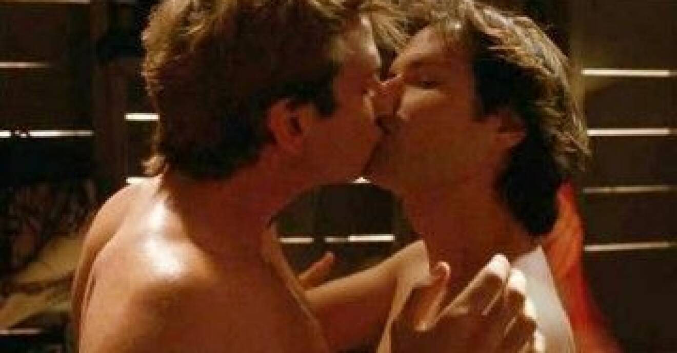 Bradley Cooper och Michael Ian Blacks kysser varandra