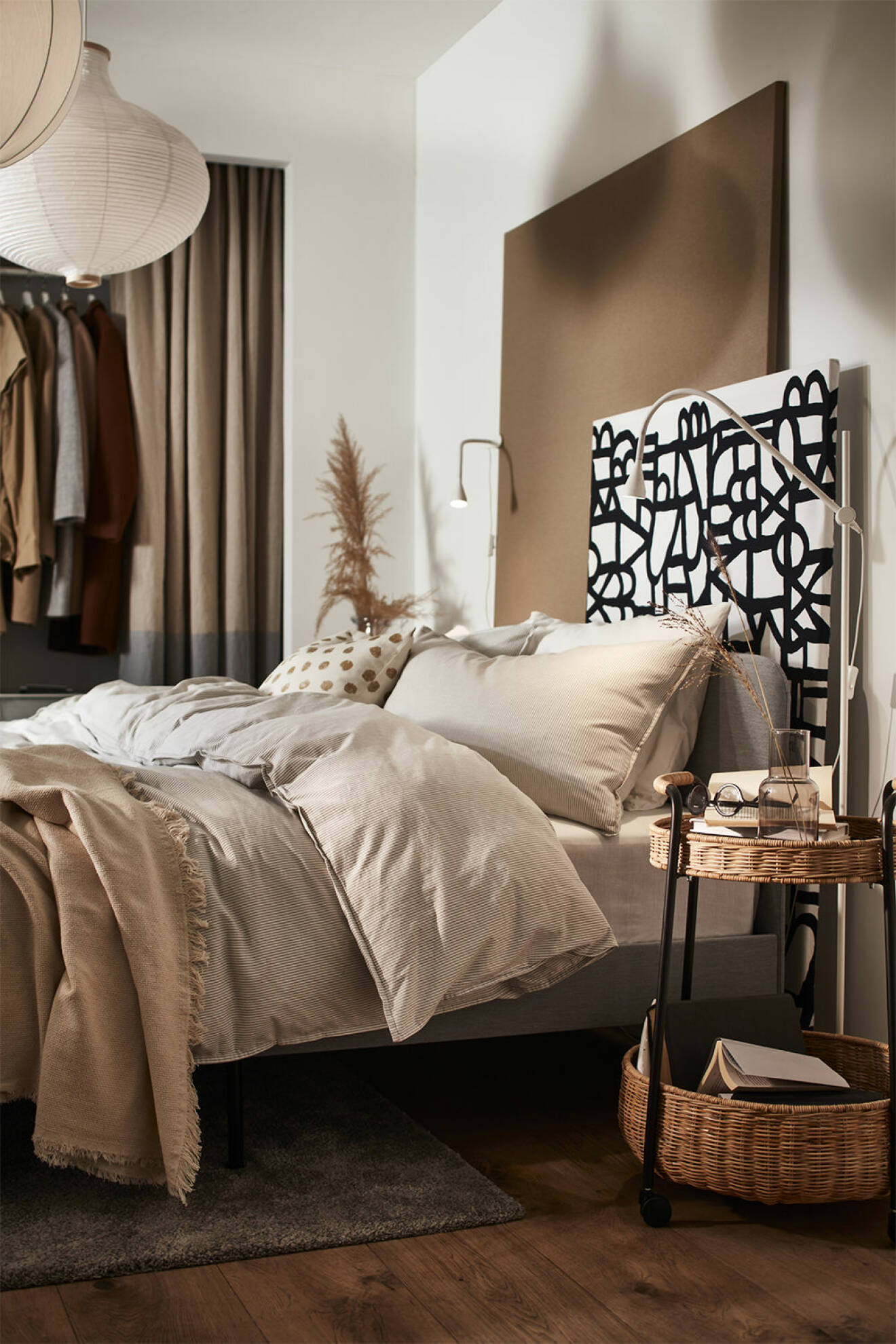 Vackert inrett sovrum i beige och brunt i Ikea-katalogen 2021