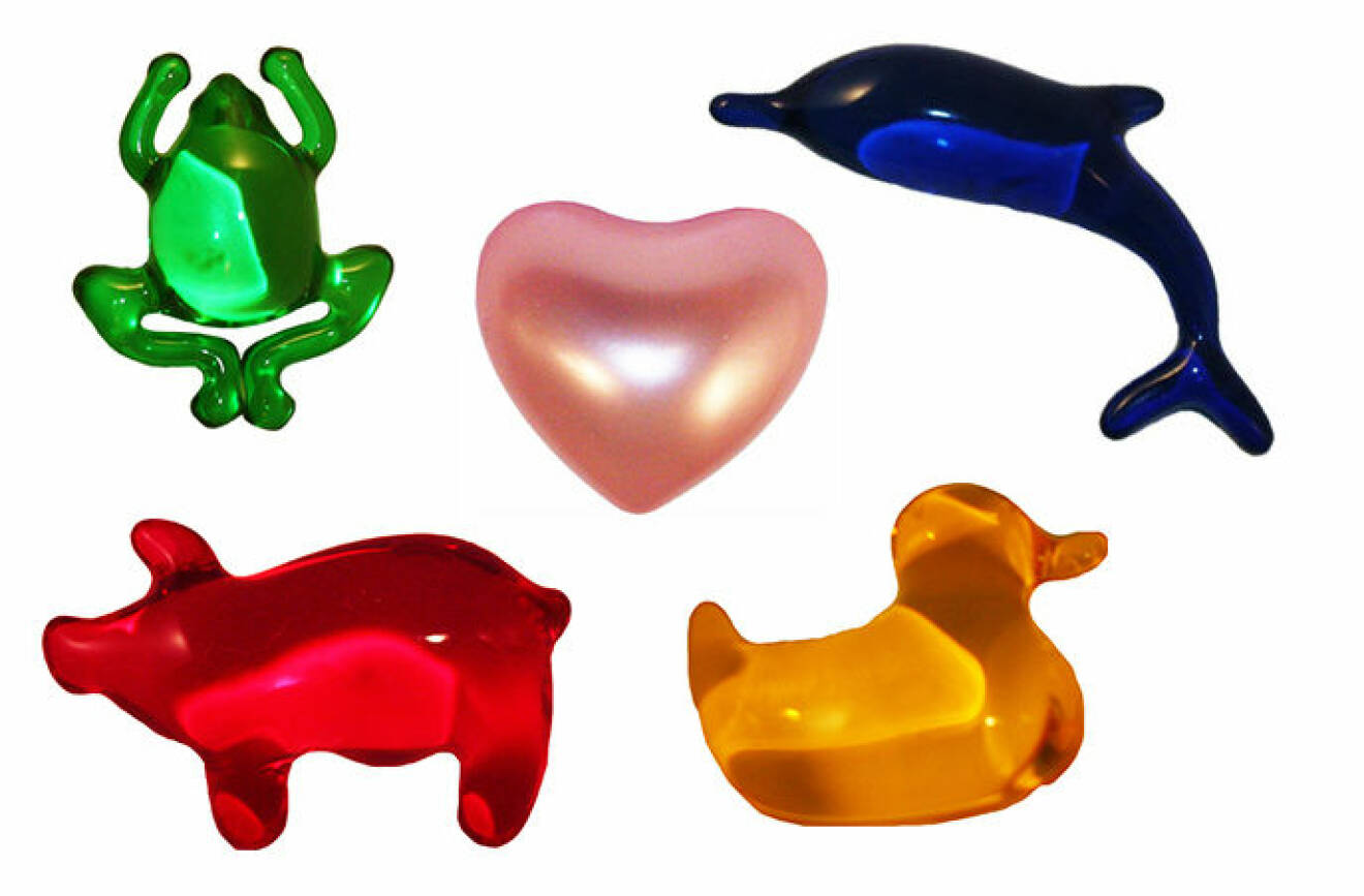 figurer i form av grön groda, blå delfin, rosa hjärta, röd gris och gul anka