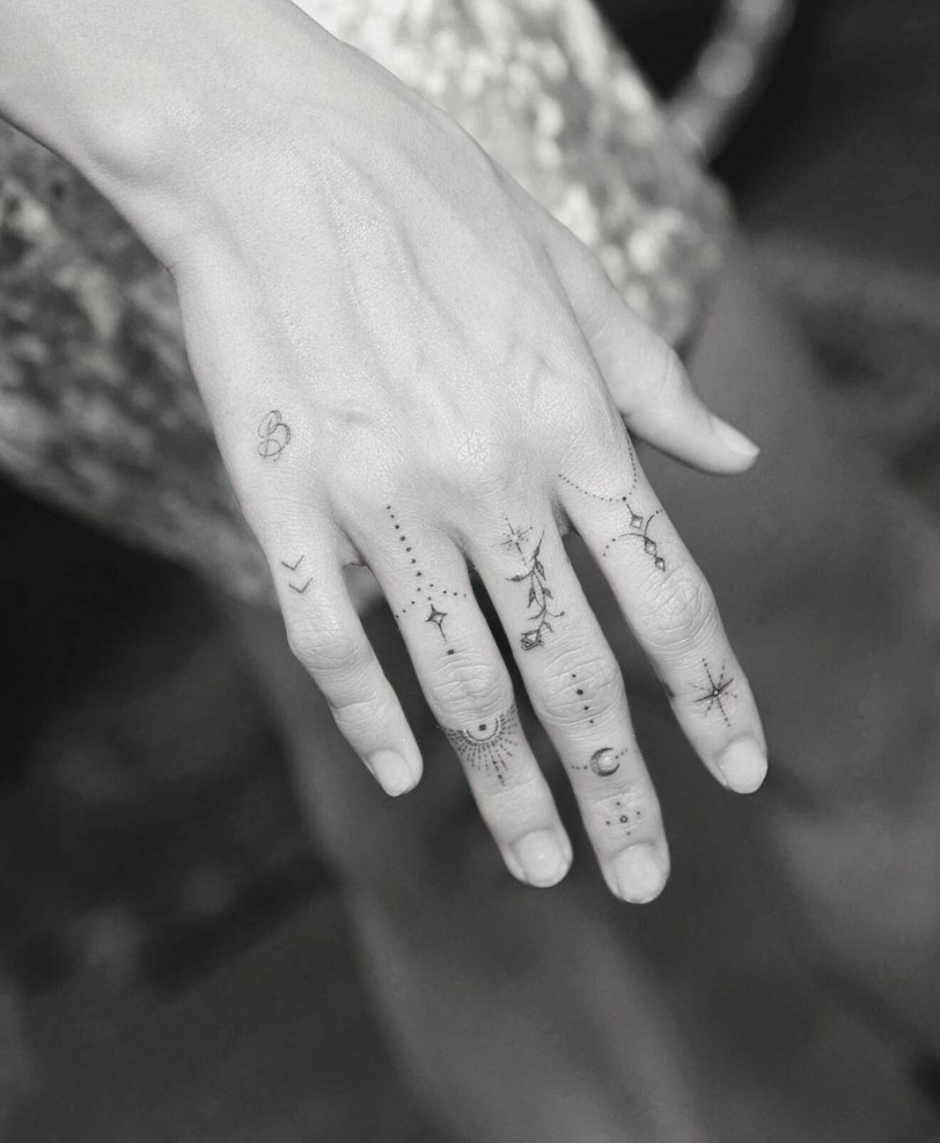 Hailey Biebers tatueringar på handen