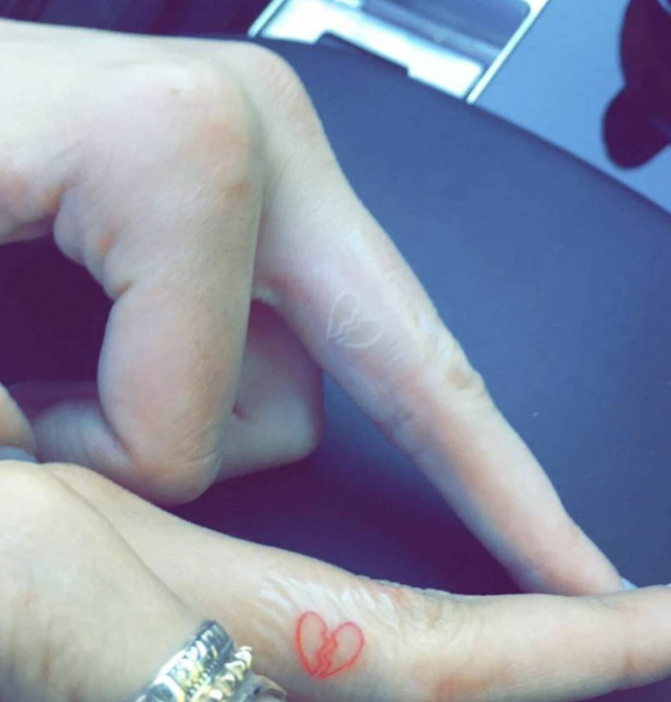 Hailey Biebers tatuering på fingret
