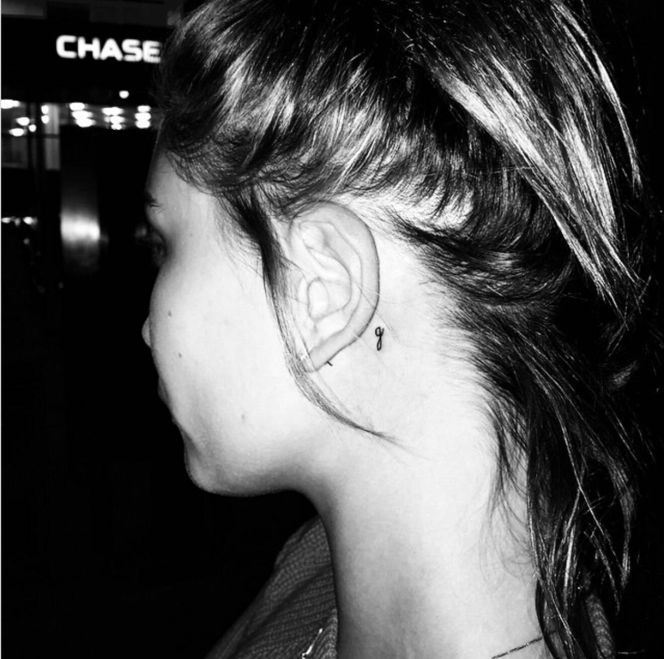 Hailey Biebers tatuering bakom örat