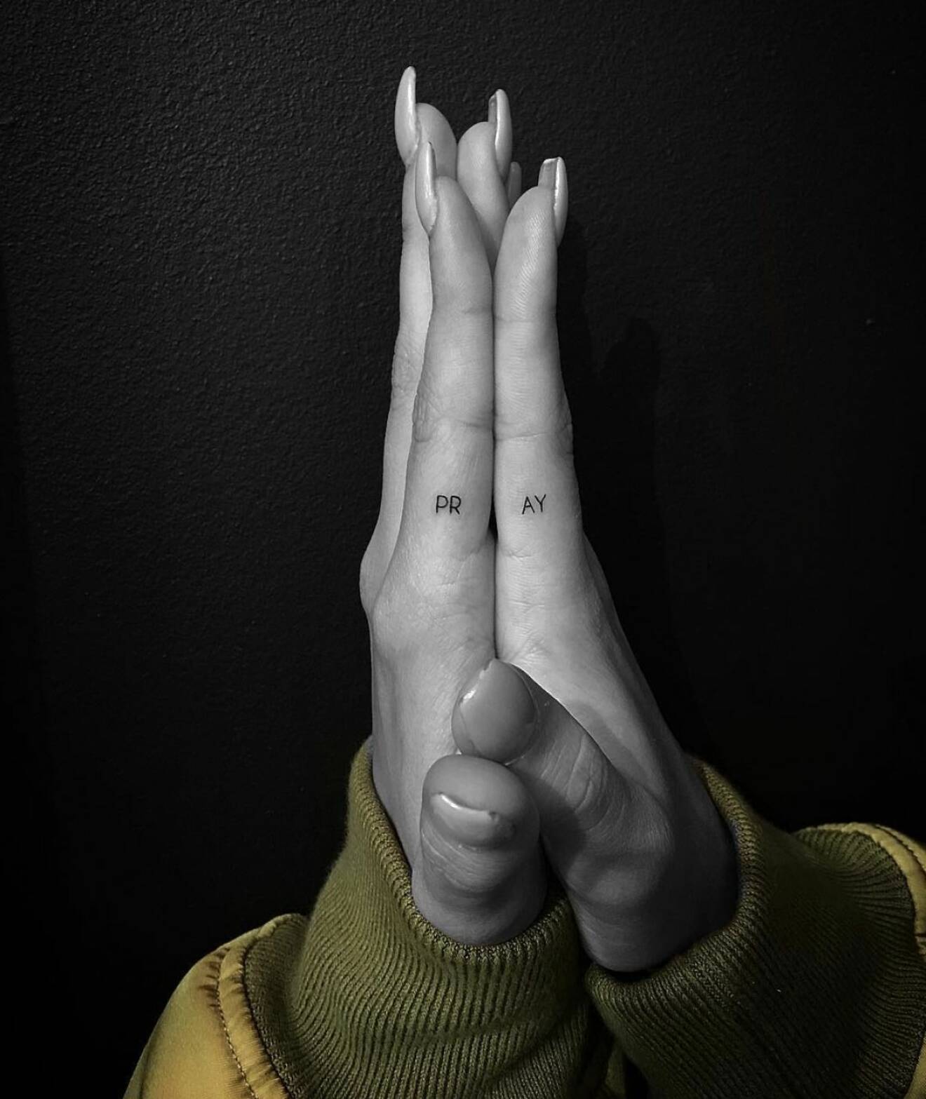 Hailey Biebers tatueringar på fingrarna