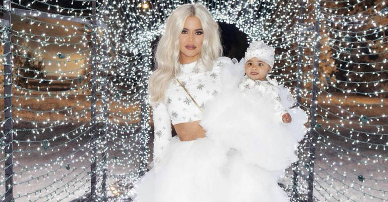 khloe kardashian med dottern True. Båda är klädda i vitt.