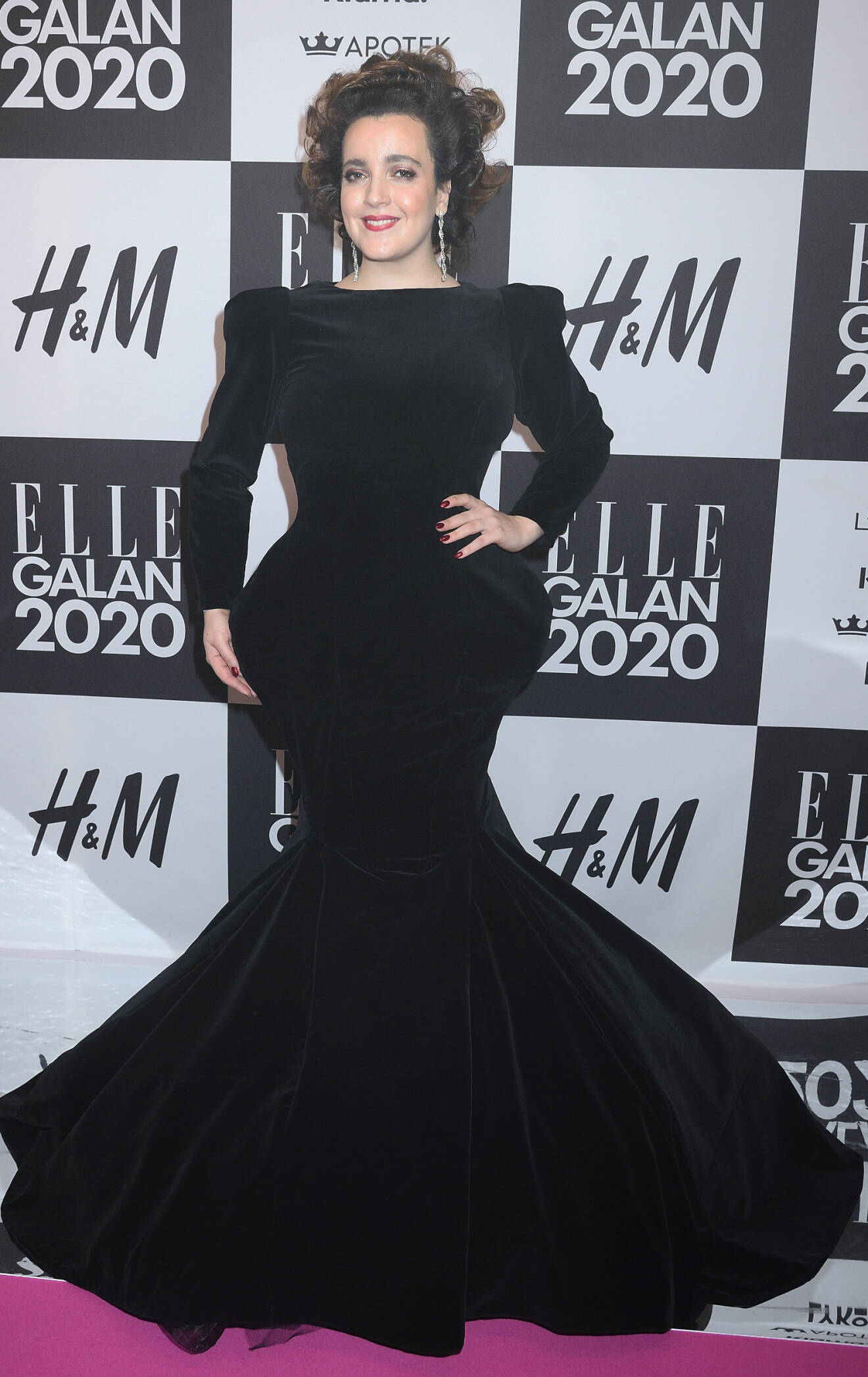 Shima Niavarani i en svart klänning på ELLE-galan.
