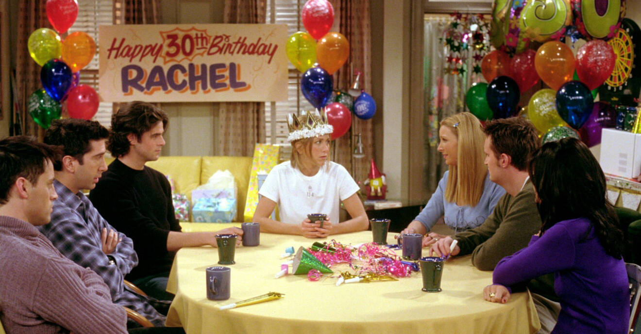 Scen från tv-serien Vänner där karaktären Rachel firar sin 30-årsdag