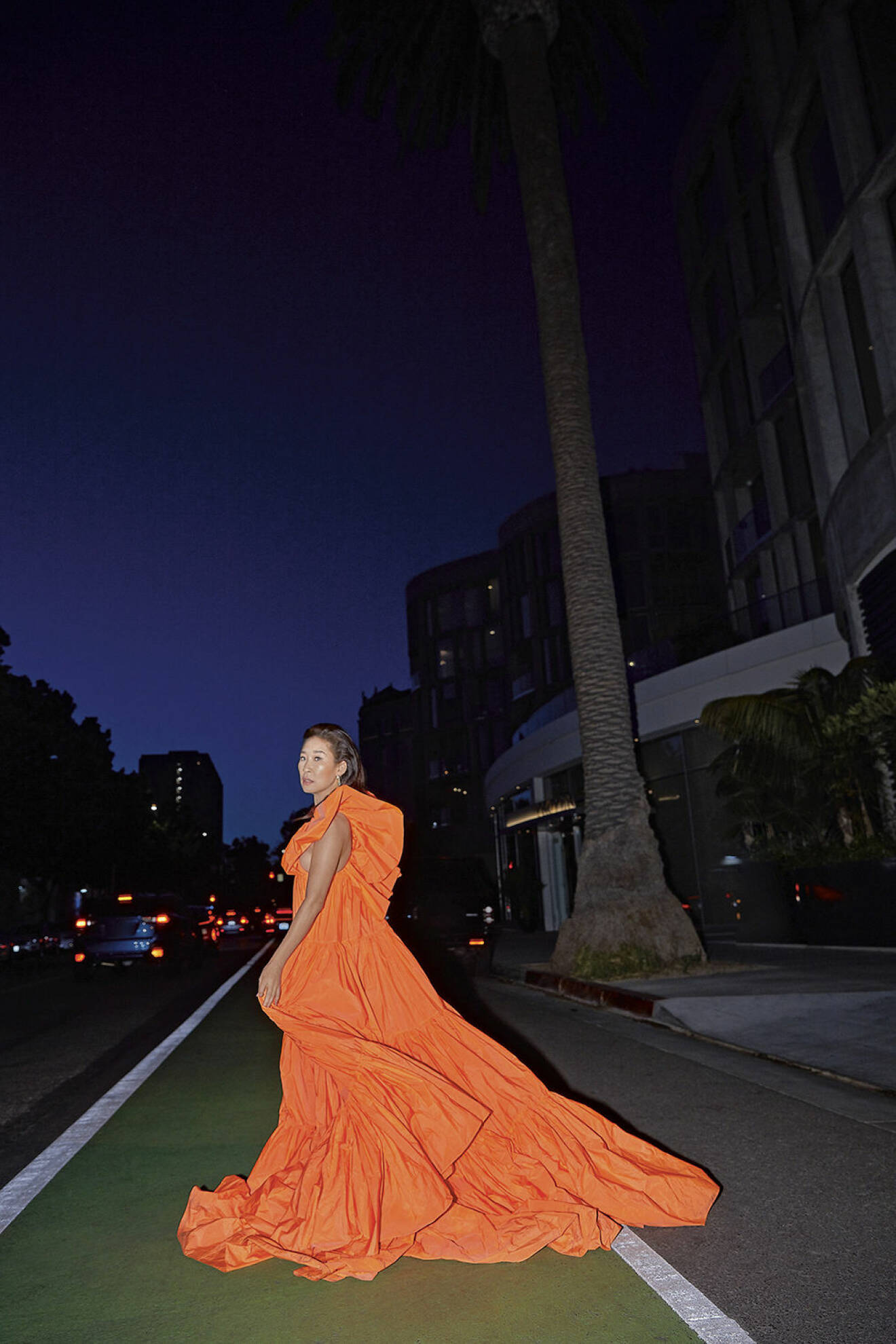 Sandra Oh i orange klänning, intervju i ELLE