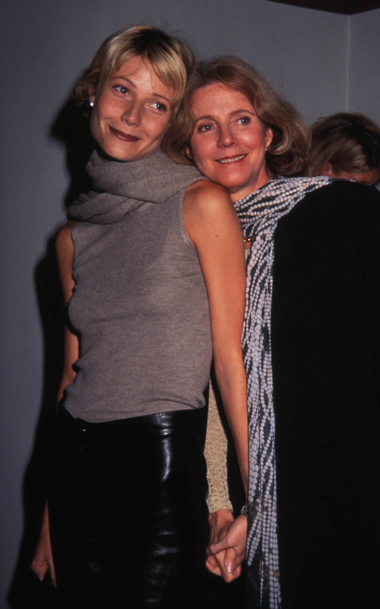 Skådespelaren och numera Goop-mogulen Gwyneth Paltrow tog med sin bästa vän och mentor, mamma Blythe Danner, på filmpremiär 1997.